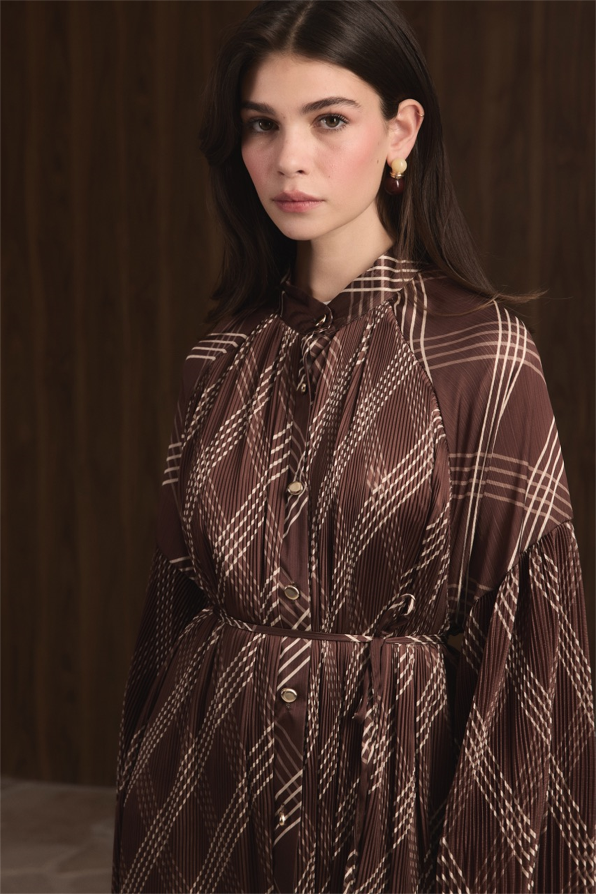 Dik Piliseli Saten Elbise - Kahve