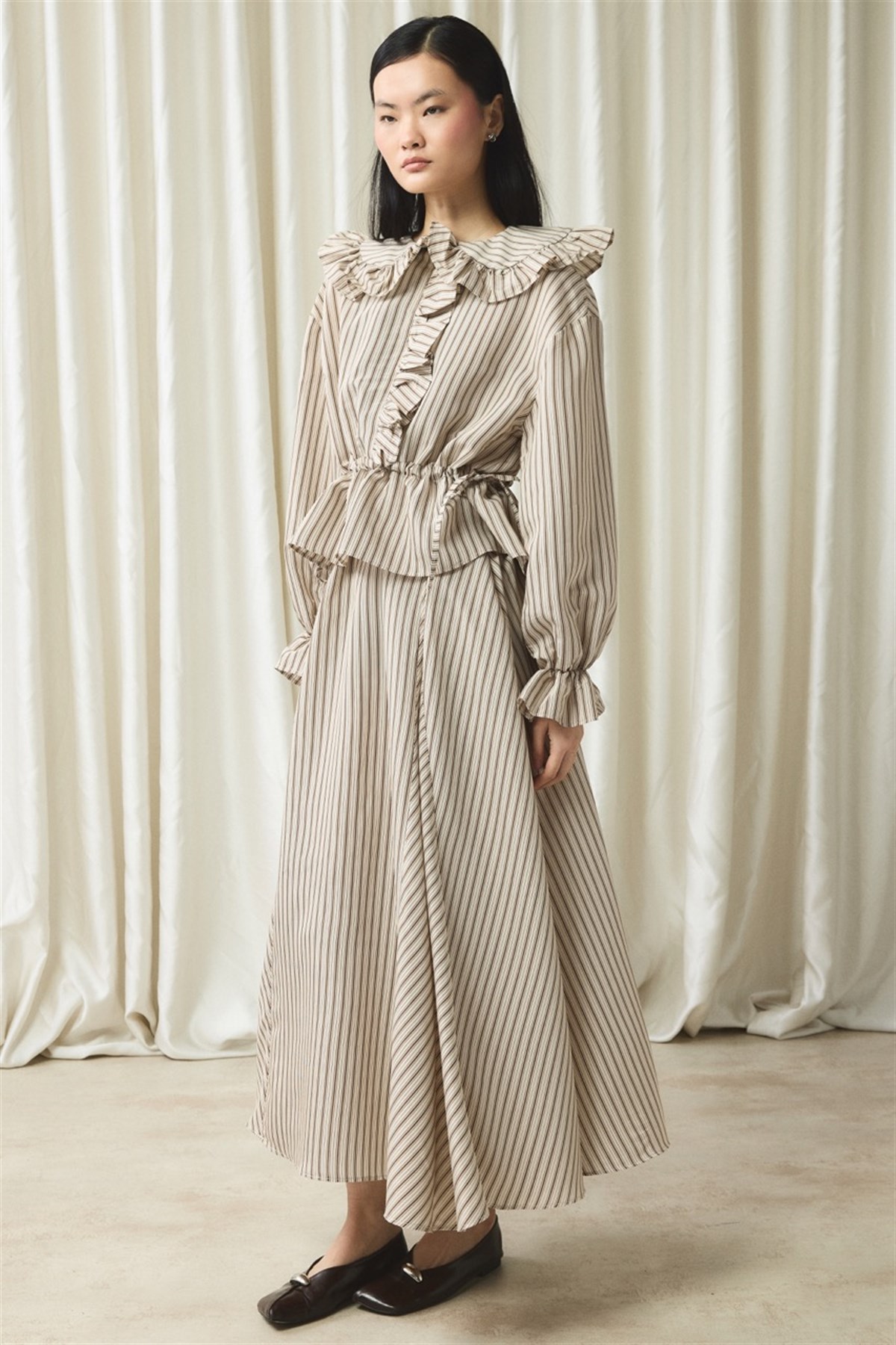 Fırfır Detaylı Çizgili Takım - Kahve