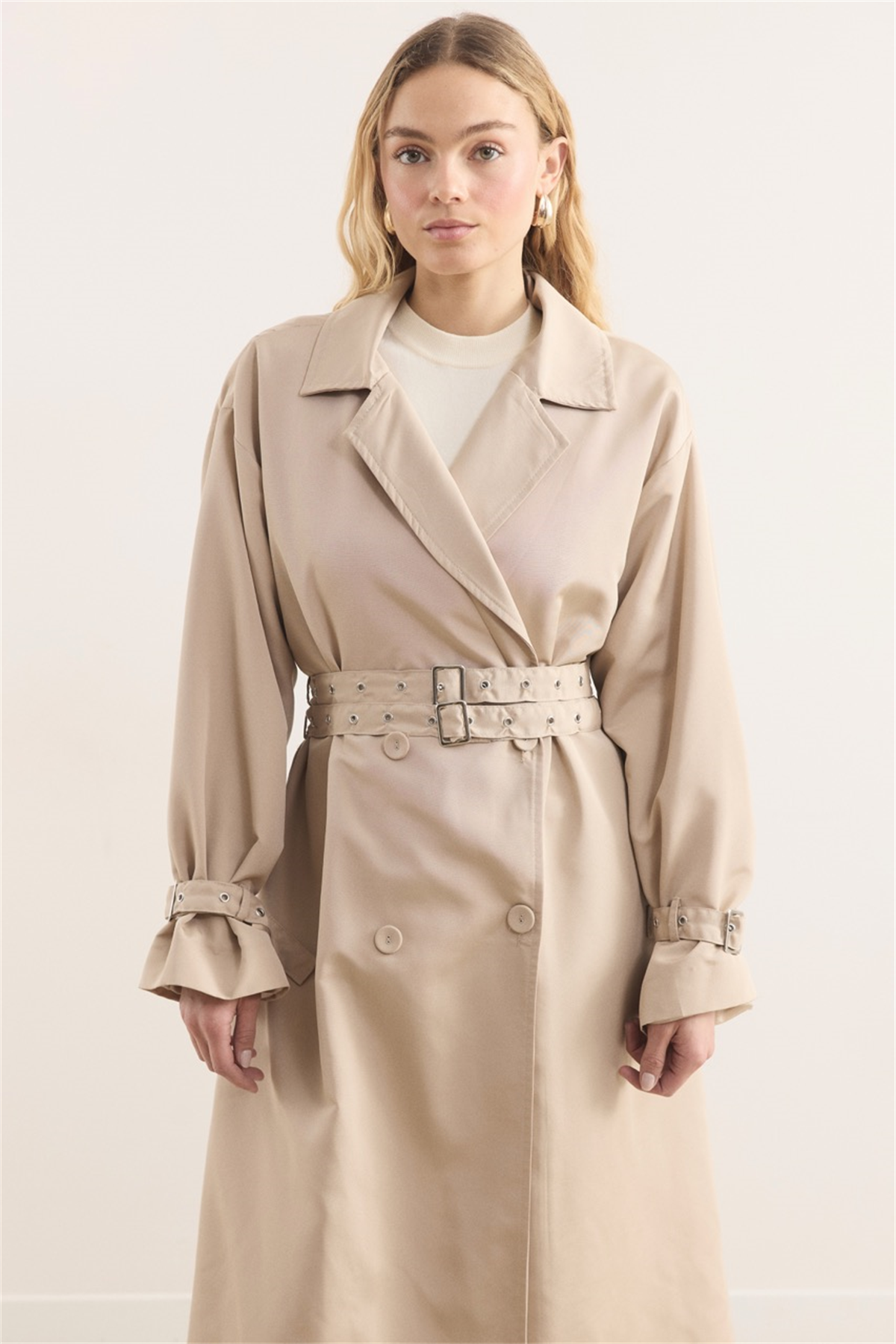 Kemer Detaylı Uzun Kruvaze Trençkot - Bej
