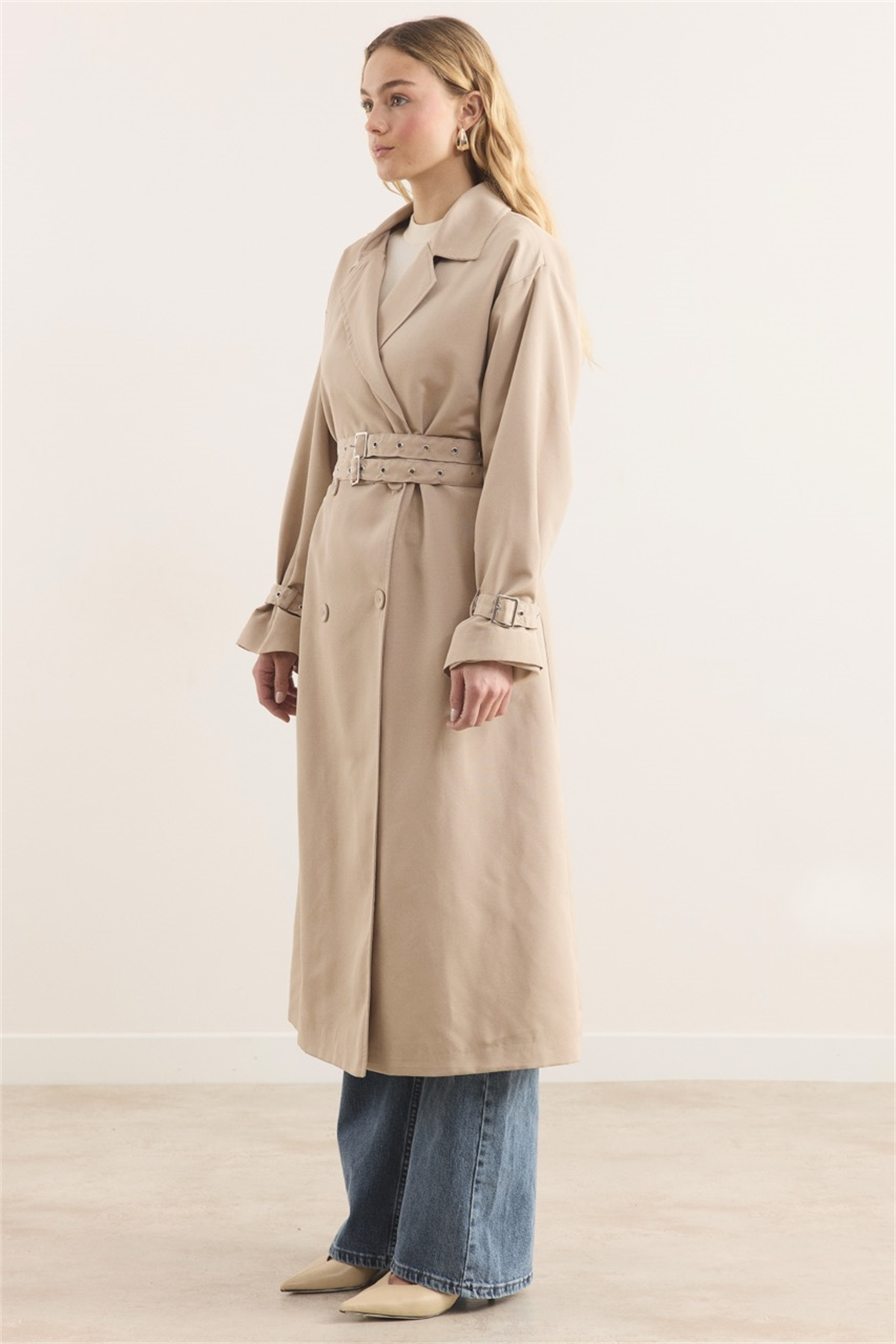 Kemer Detaylı Uzun Kruvaze Trençkot - Bej