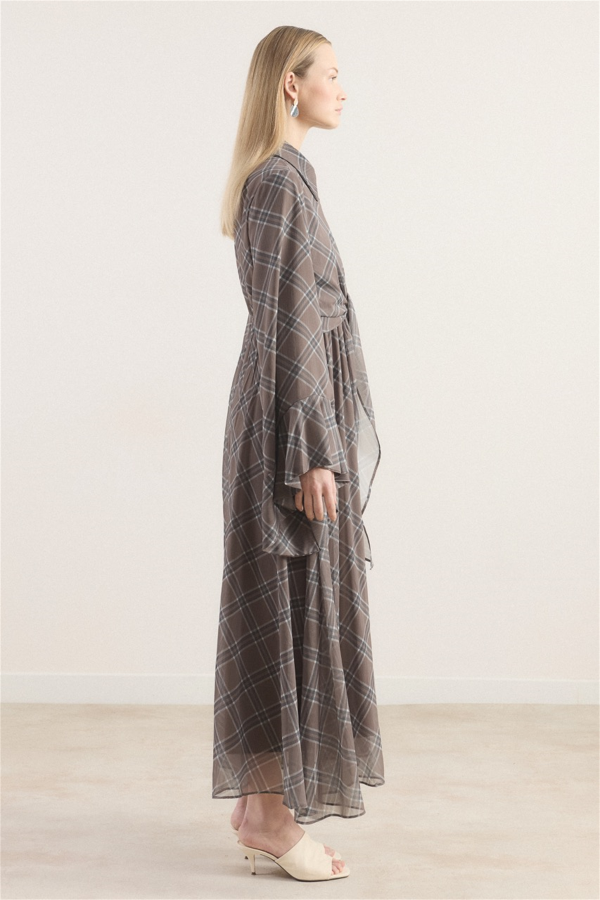 Kol Volanlı Allerli Şifon Ekose Elbise - sütlü kahve