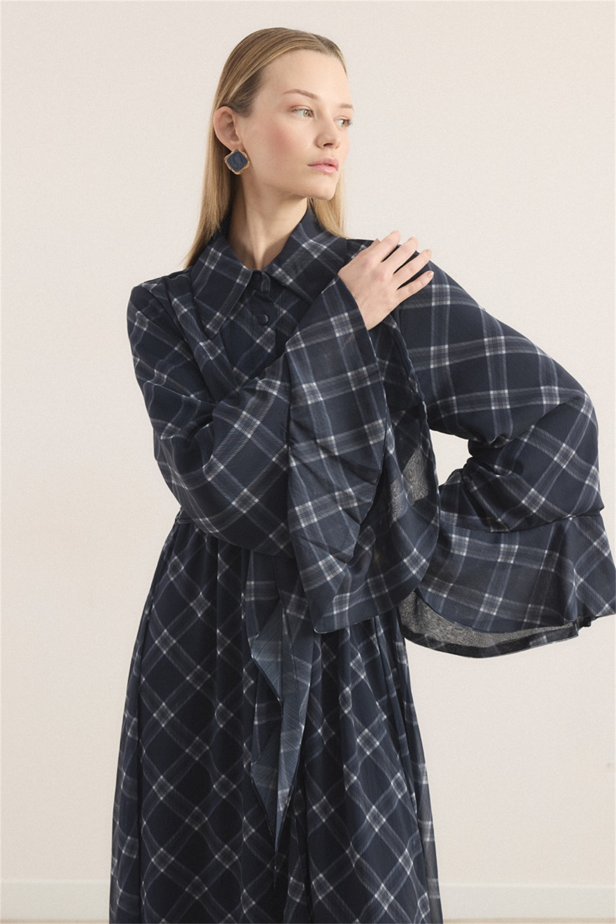 Kol Volanlı Allerli Şifon Ekose Elbise - Lacivert