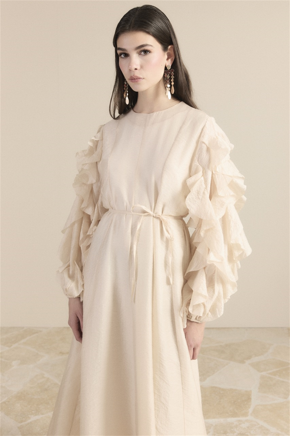 Kolları Fırfırlı Volanlı Elbise - Bej