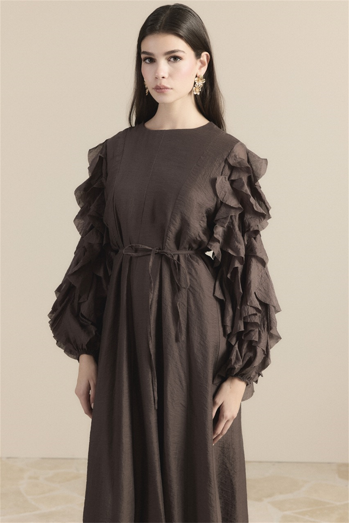 Kolları Fırfırlı Volanlı Elbise - Kahve