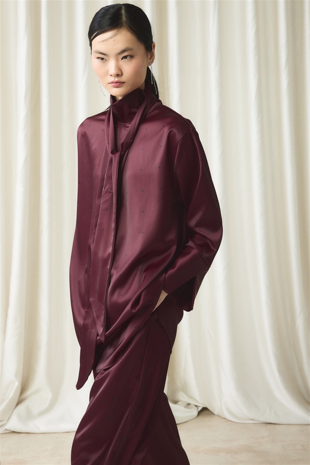 Kravat Yaka Puantiyeli Saten Takım - Bordo