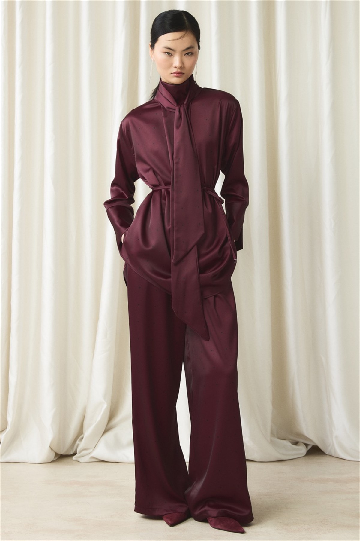 Kravat Yaka Puantiyeli Saten Takım - Bordo