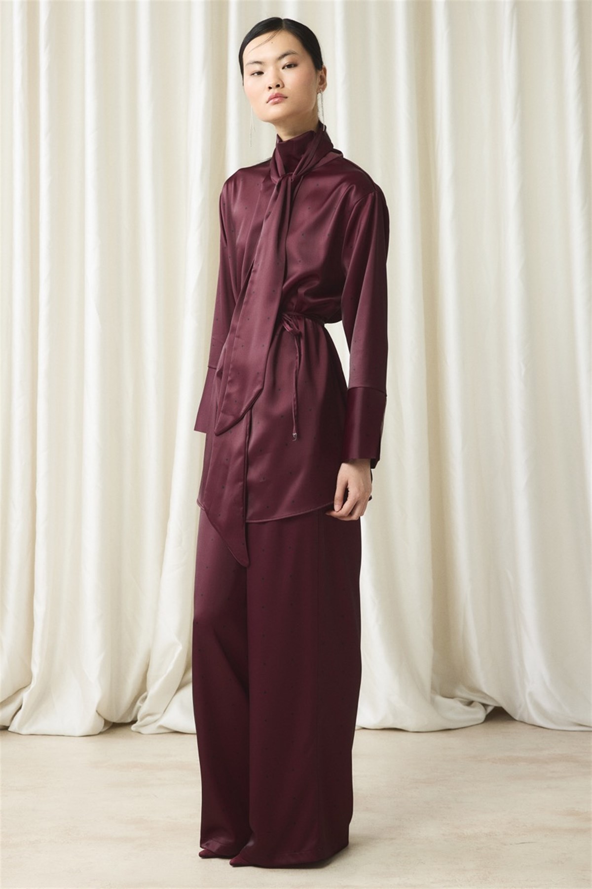 Kravat Yaka Puantiyeli Saten Takım - Bordo