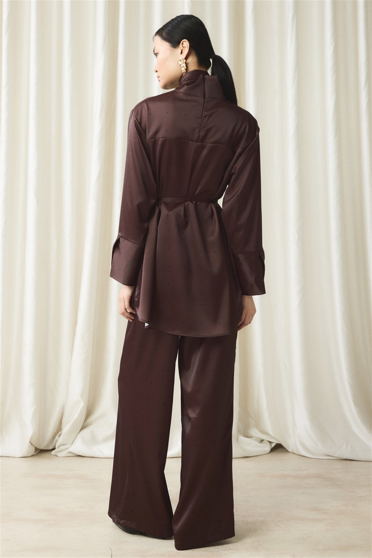 Kravat Yaka Puantiyeli Saten Takım - Kahve