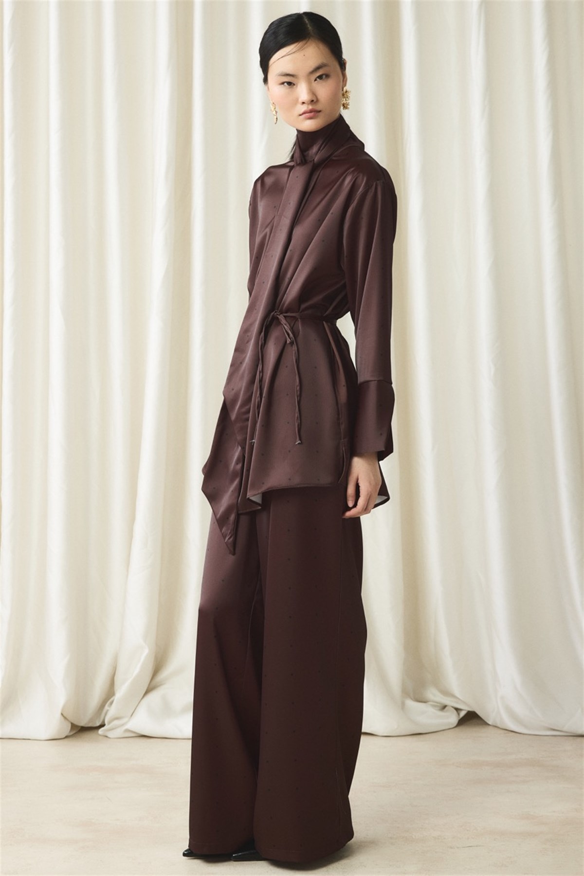 Kravat Yaka Puantiyeli Saten Takım - Kahve