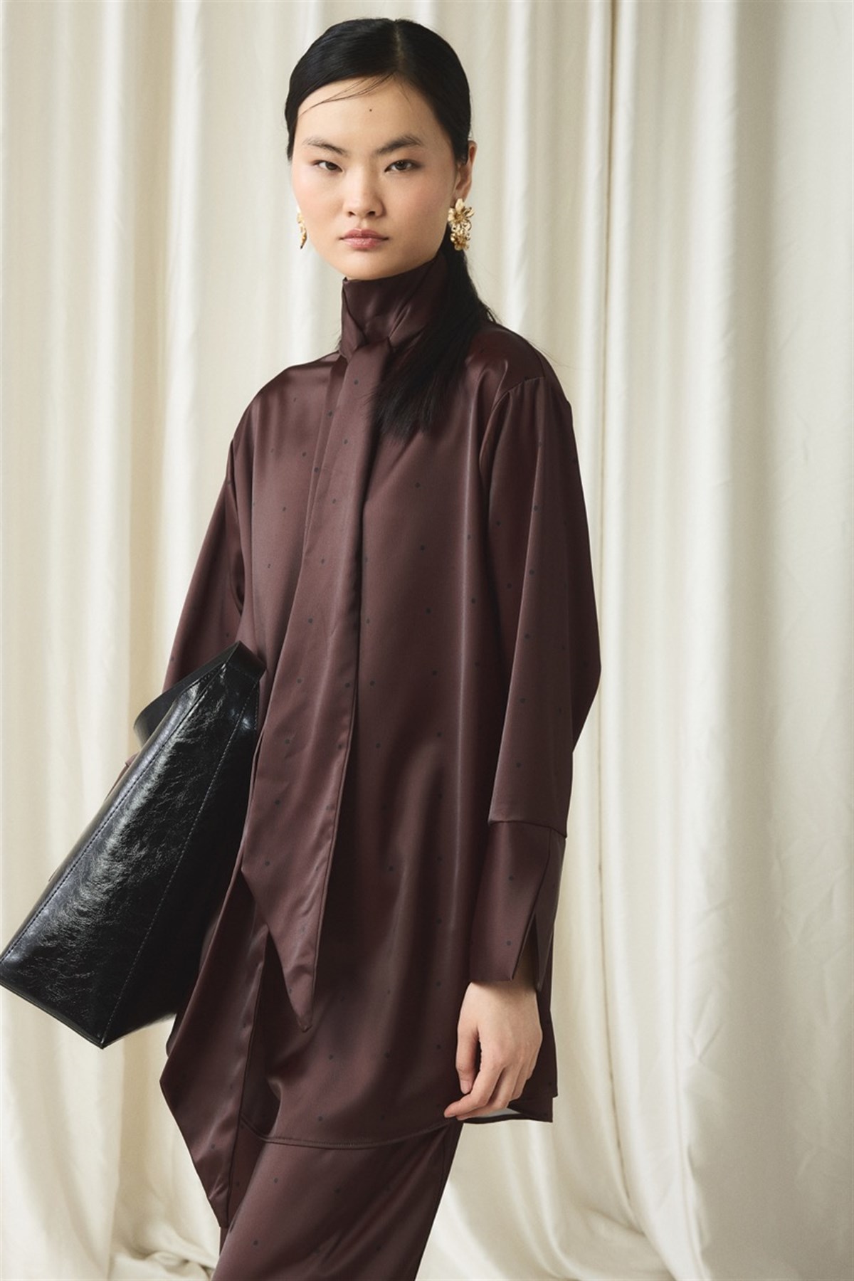 Kravat Yaka Puantiyeli Saten Takım - Kahve