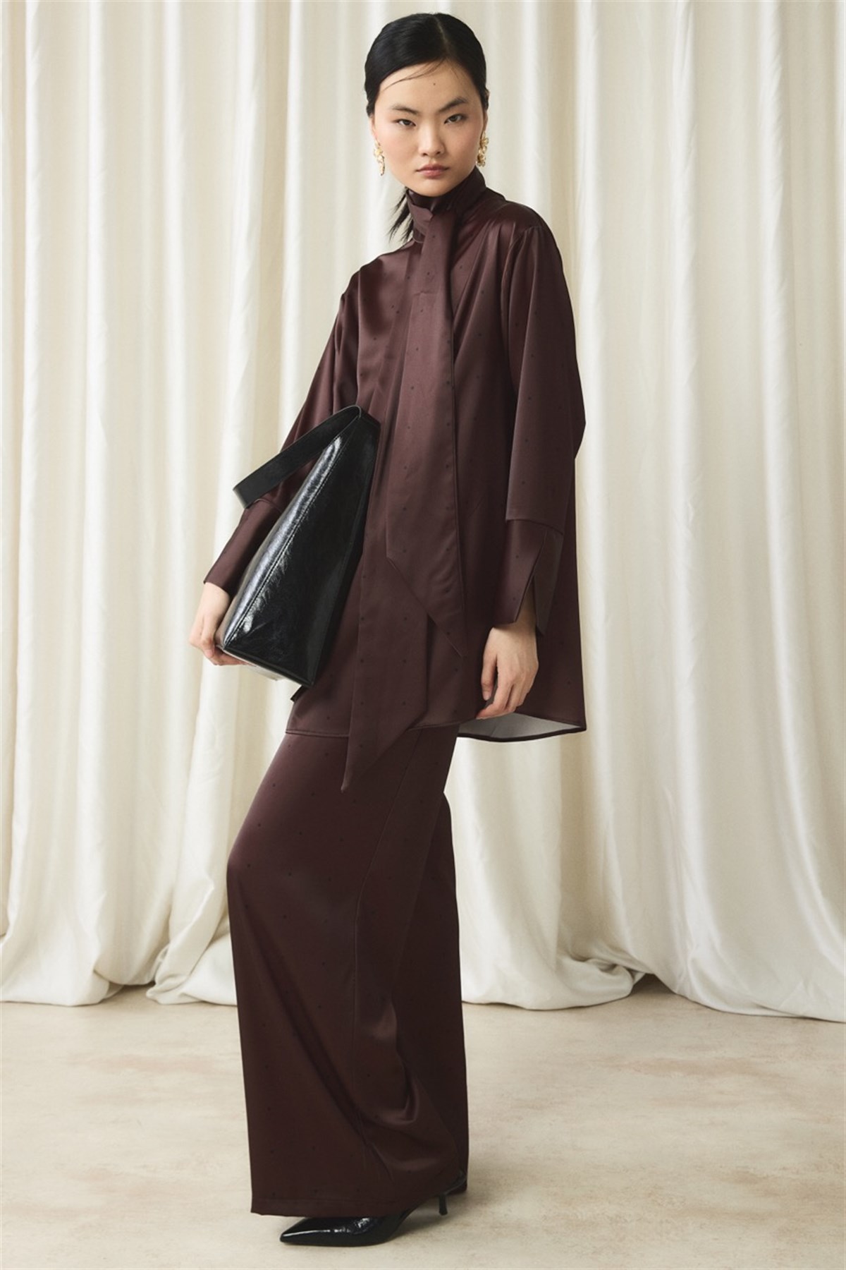 Kravat Yaka Puantiyeli Saten Takım - Kahve