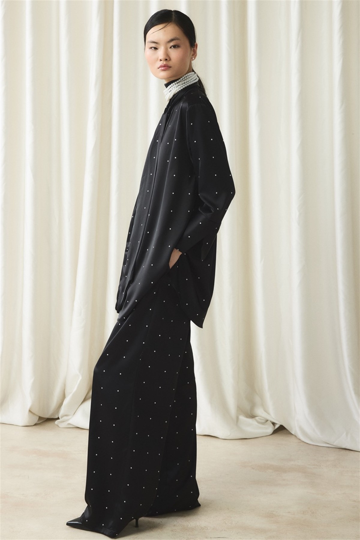 Kravat Yaka Puantiyeli Saten Takım - Siyah