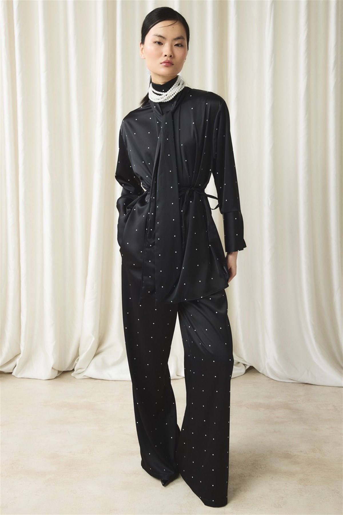 Kravat Yaka Puantiyeli Saten Takım - Siyah