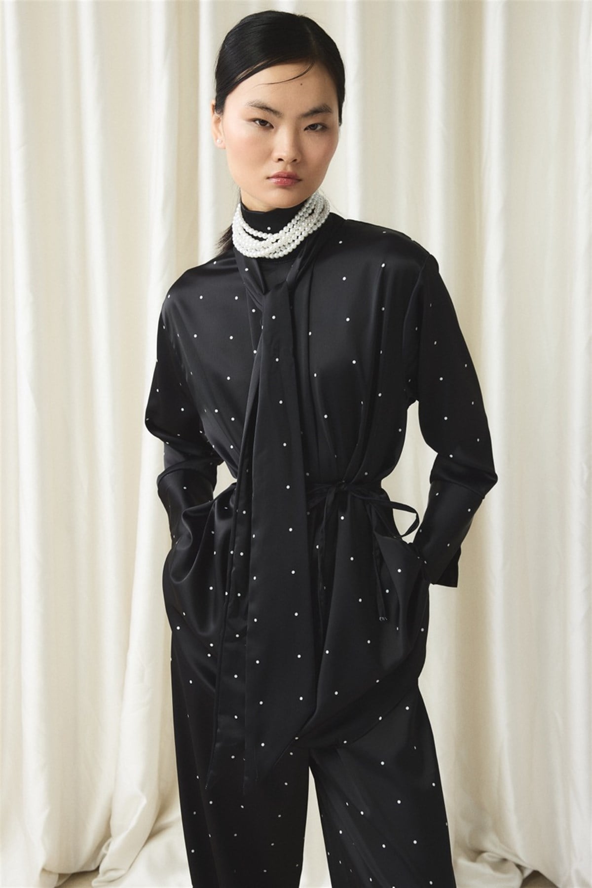 Kravat Yaka Puantiyeli Saten Takım - Siyah