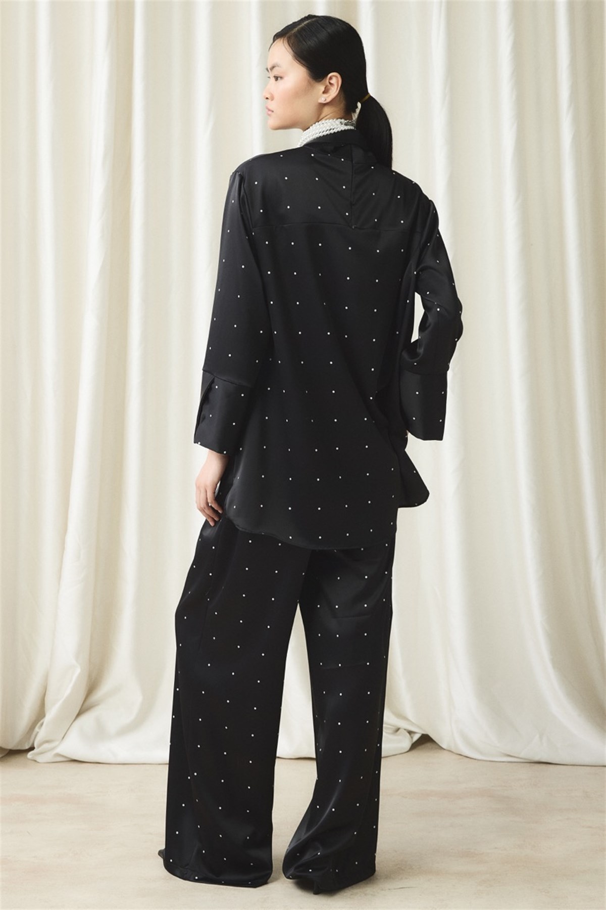 Kravat Yaka Puantiyeli Saten Takım - Siyah