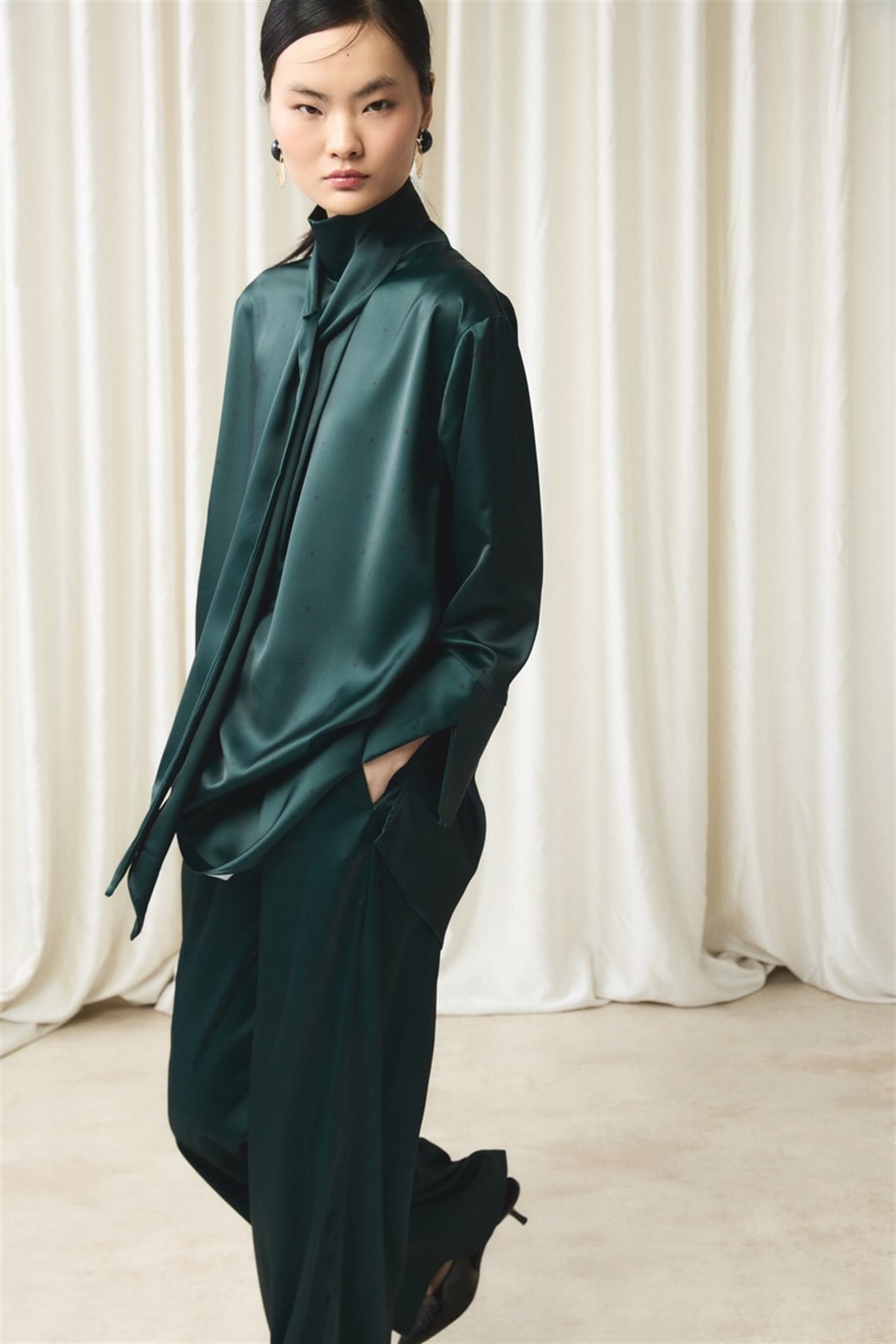 Kravat Yaka Puantiyeli Saten Takım - Zümrüt