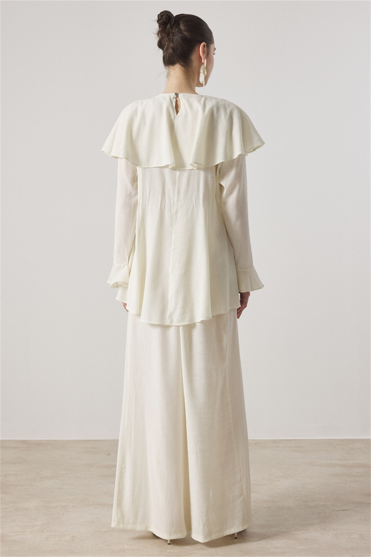 Omuzdan Allerli Mono Piliseli Takım - Ekru