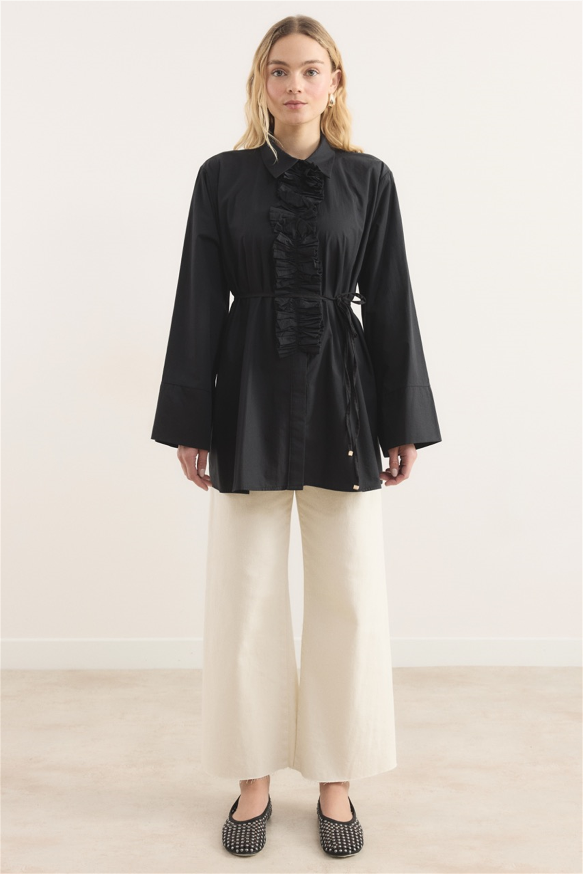 Önü Piliseli Fırfırlı Gömlek - Siyah