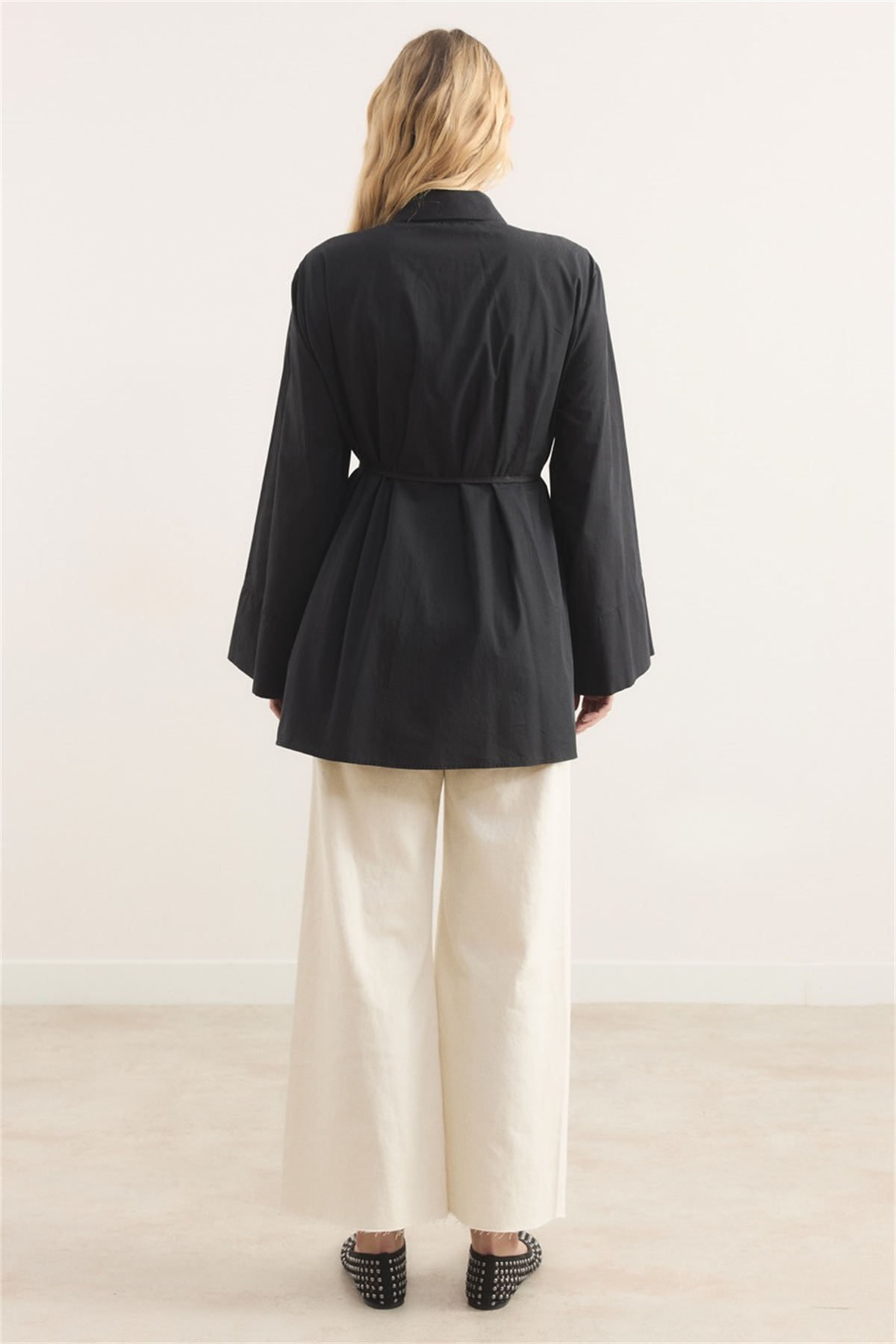 Önü Piliseli Fırfırlı Gömlek - Siyah