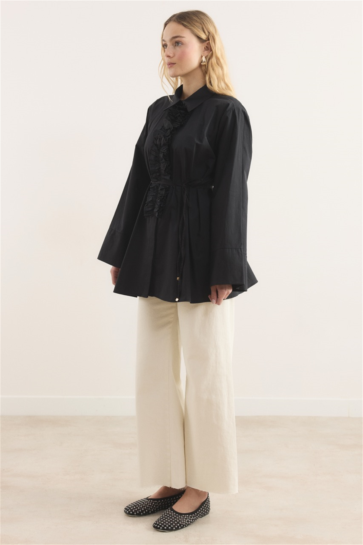 Önü Piliseli Fırfırlı Gömlek - Siyah