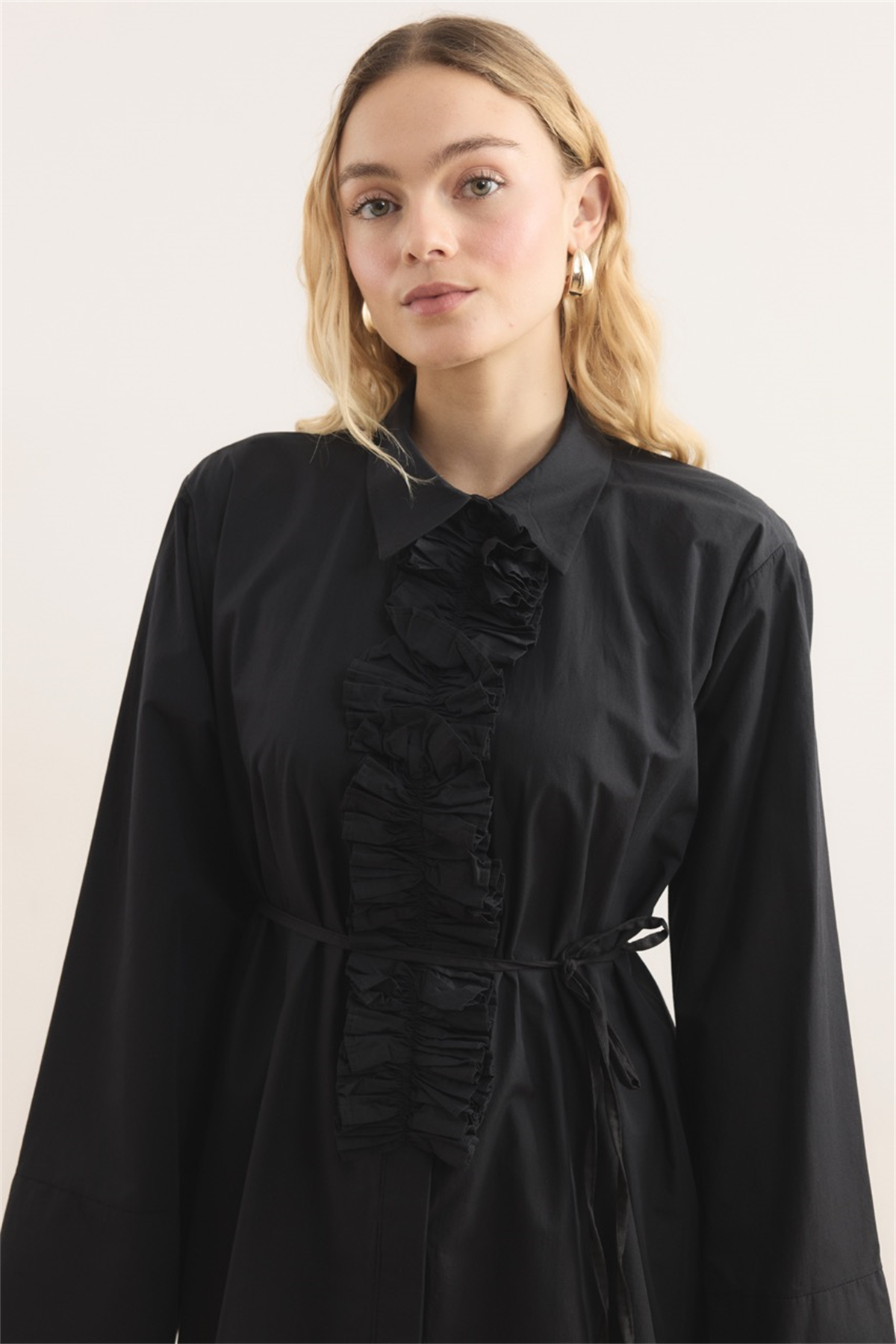 Önü Piliseli Fırfırlı Gömlek - Siyah