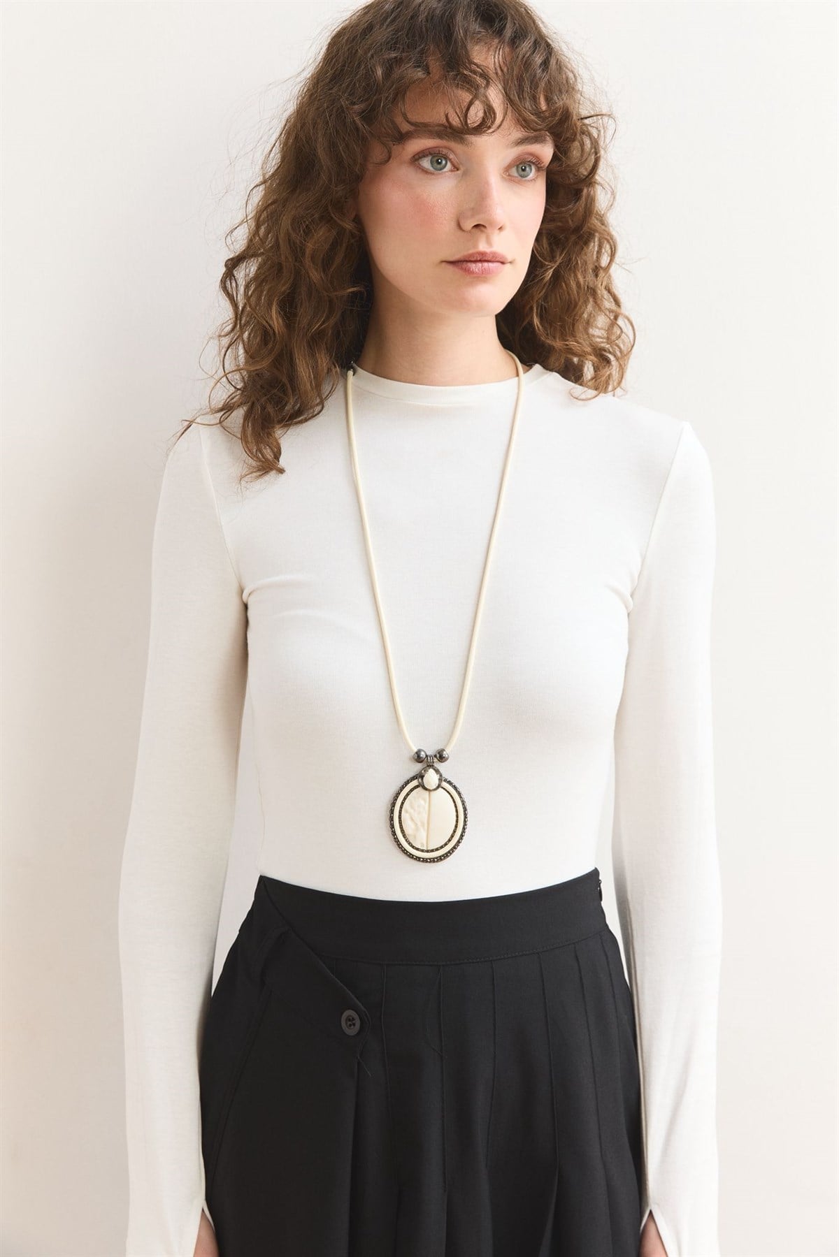 Oval Taşlı Kolye - Ekru