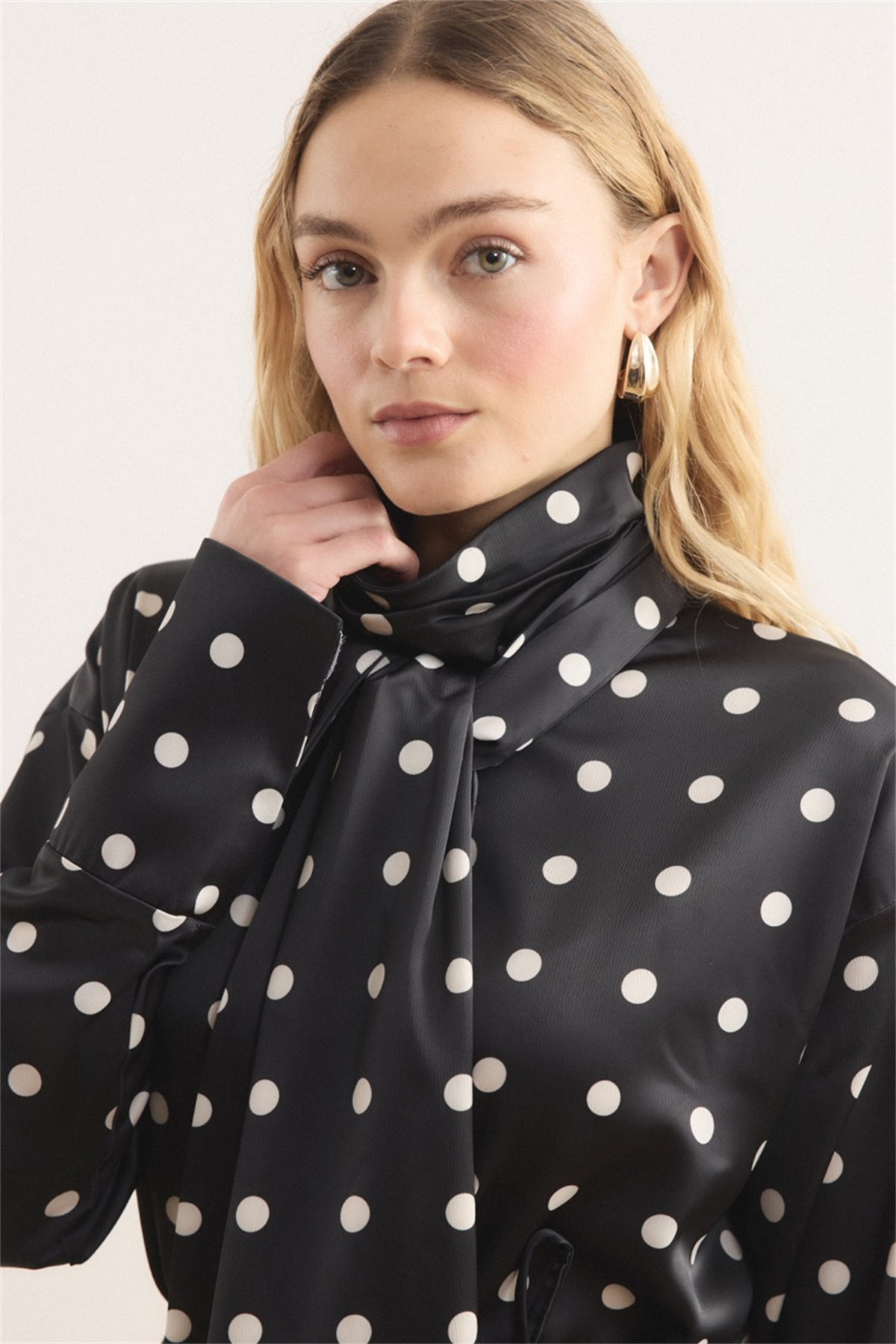 Puantiyeli Kravatlı Bluz - Siyah