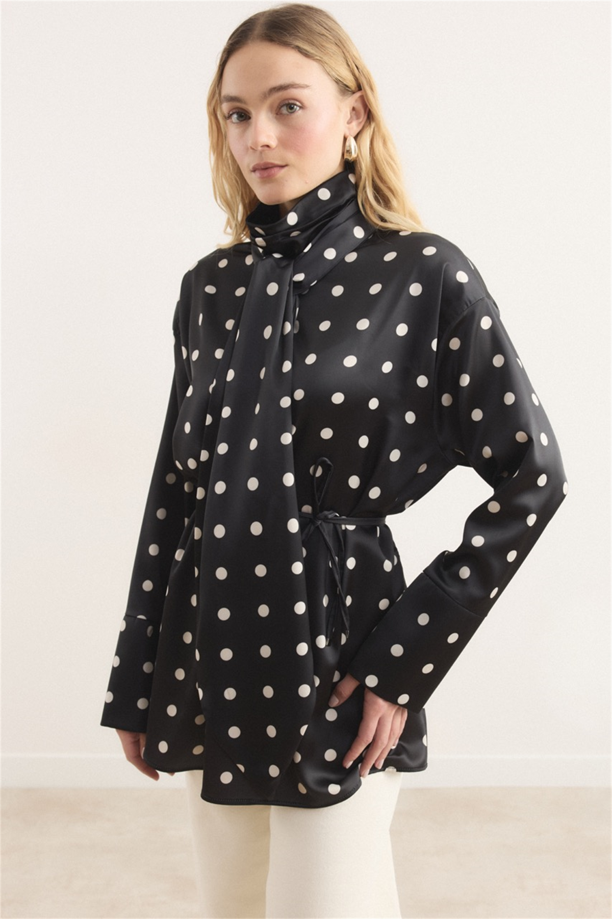 Puantiyeli Kravatlı Bluz - Siyah