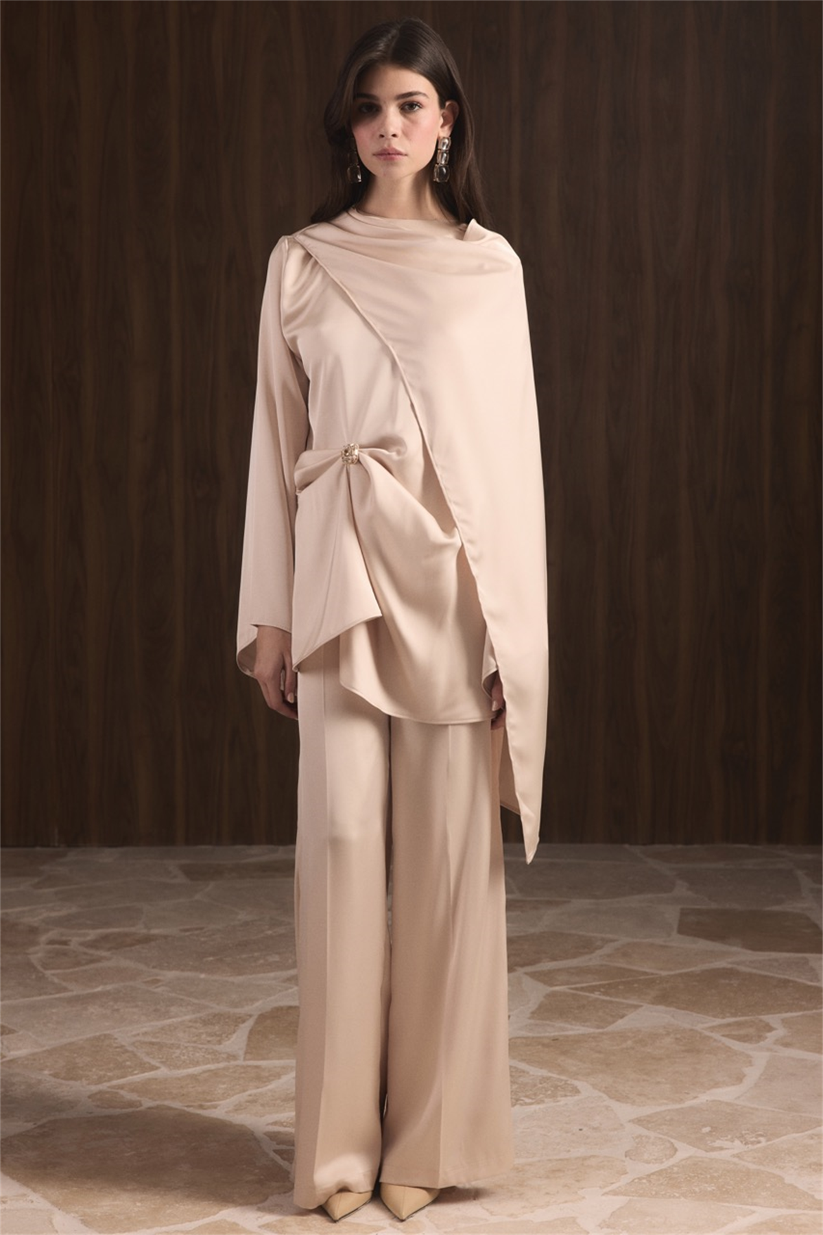 Saten Broşlu Takım - Bej
