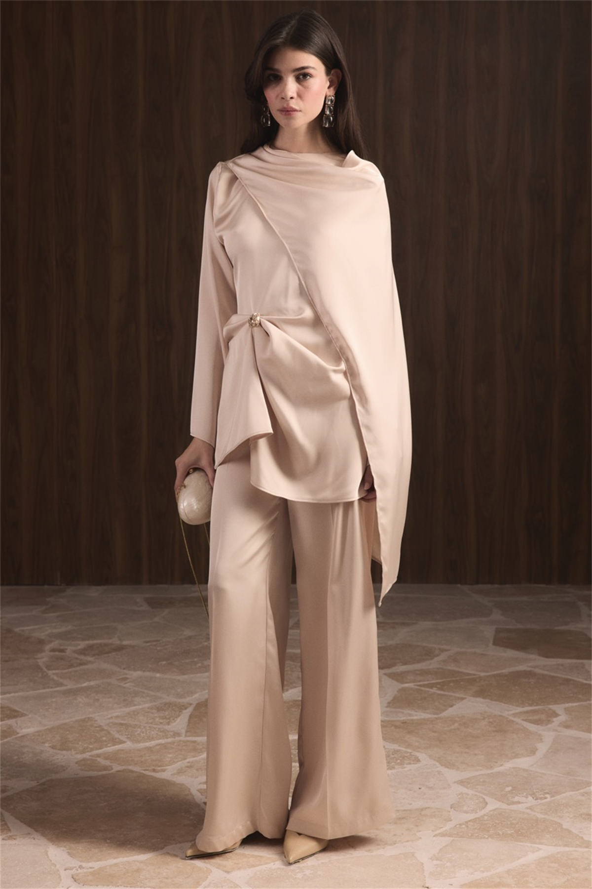 Saten Broşlu Takım - Bej