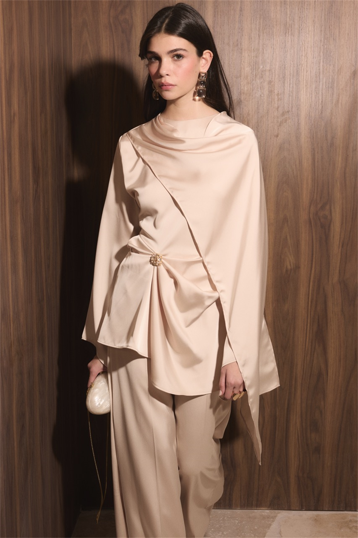 Saten Broşlu Takım - Bej