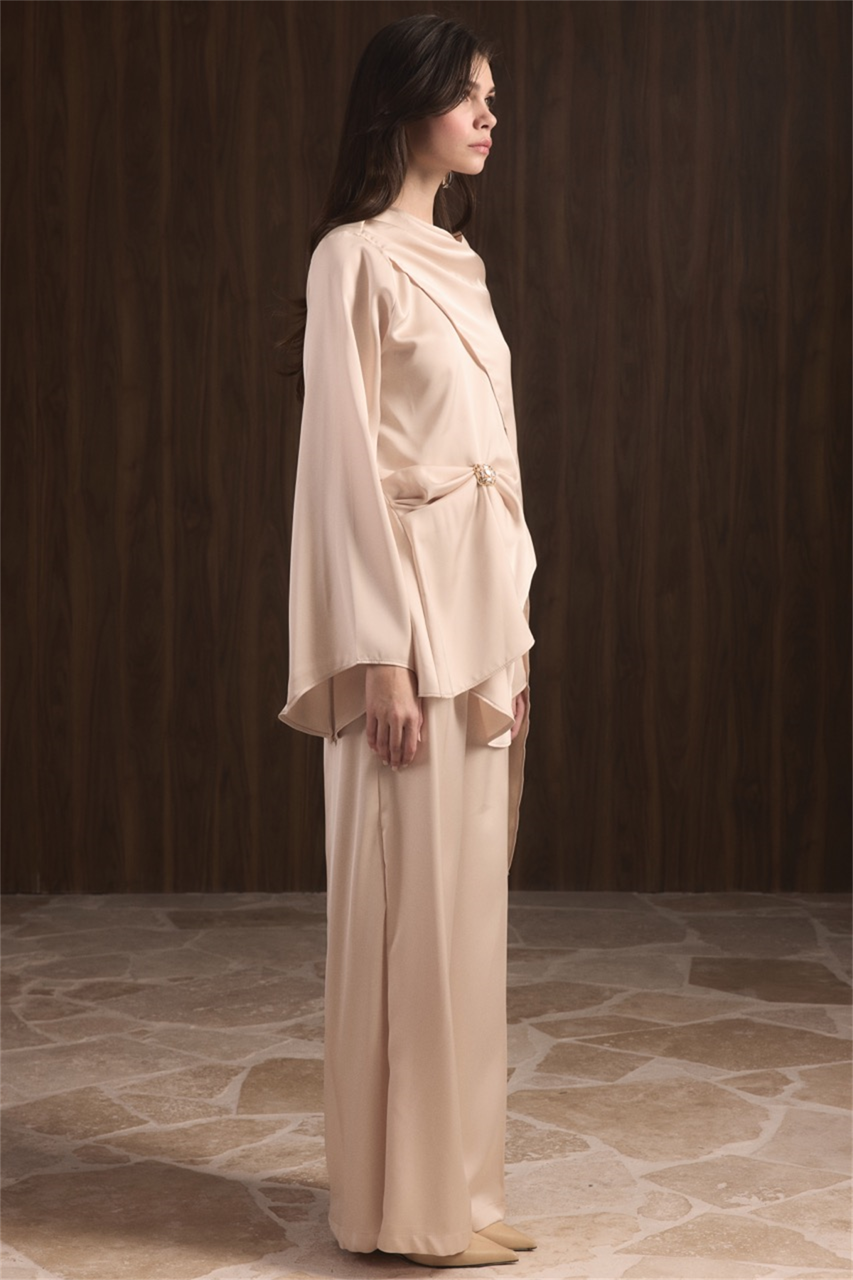 Saten Broşlu Takım - Bej