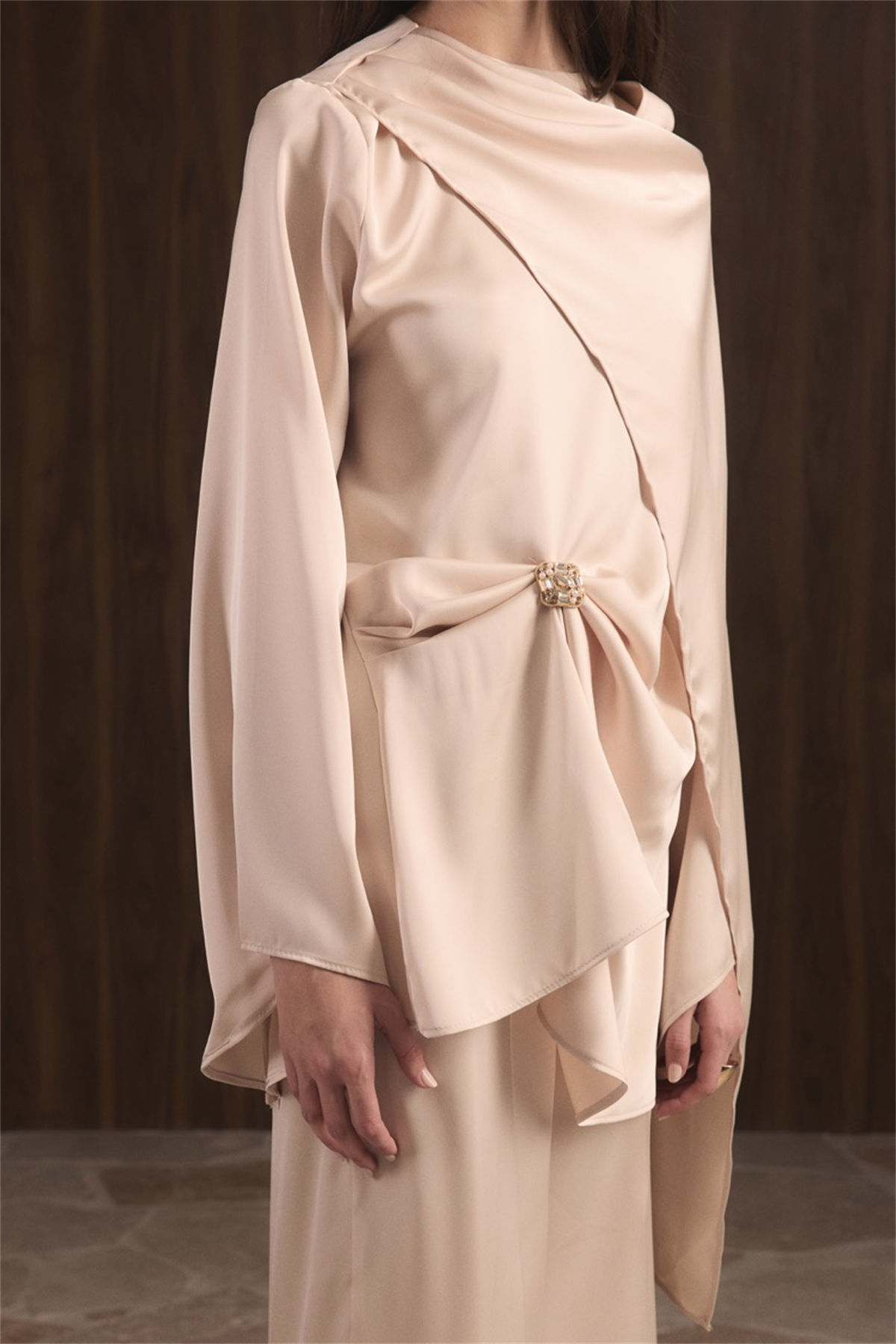 Saten Broşlu Takım - Bej