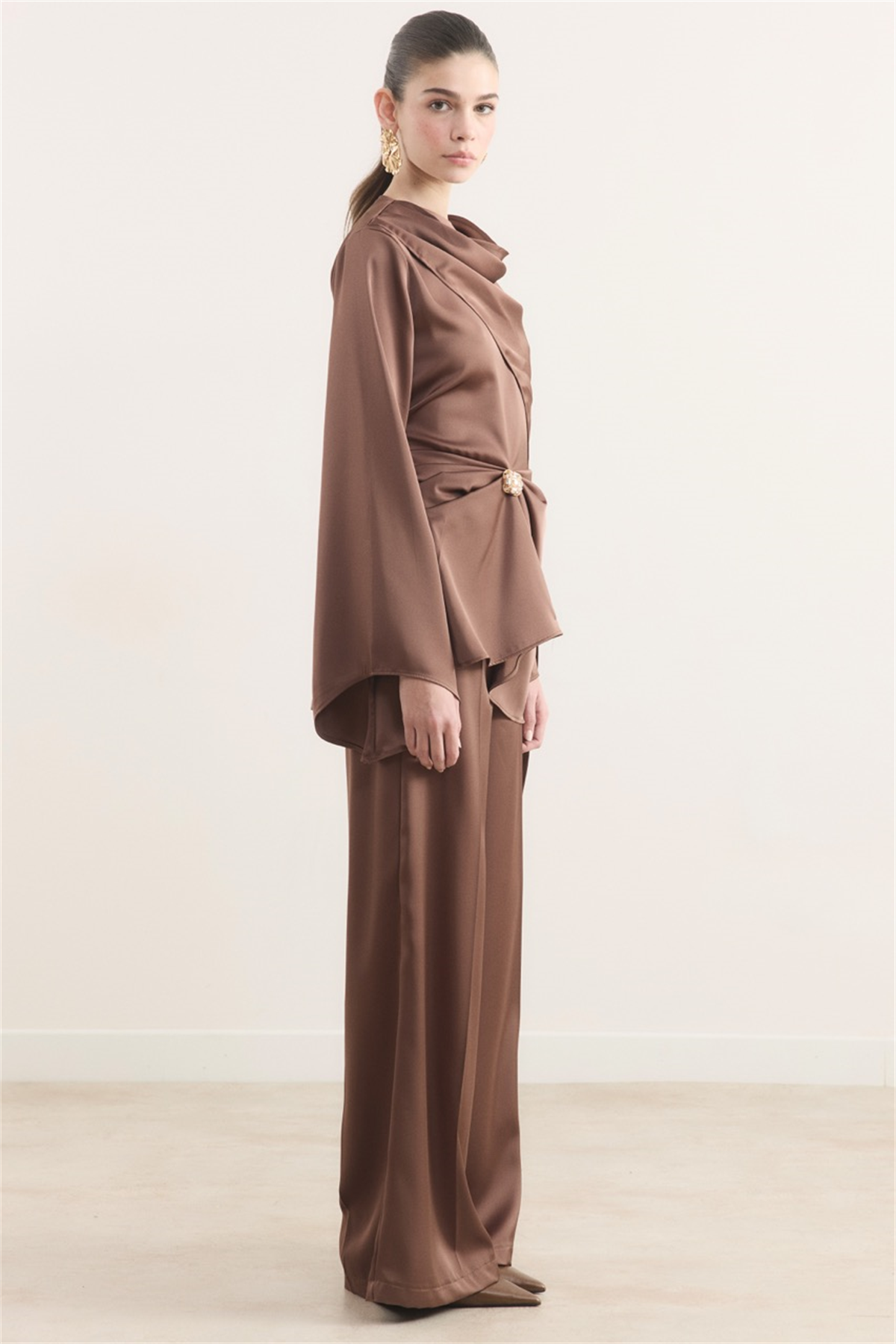 Saten Broşlu Takım - Kahve