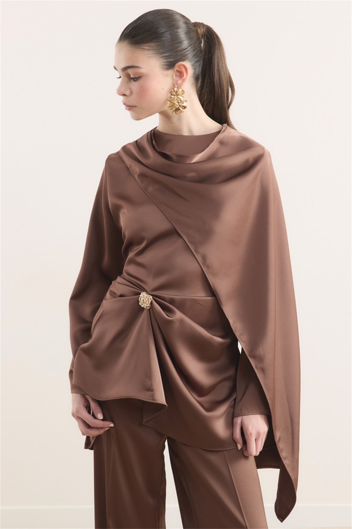 Saten Broşlu Takım - Kahve