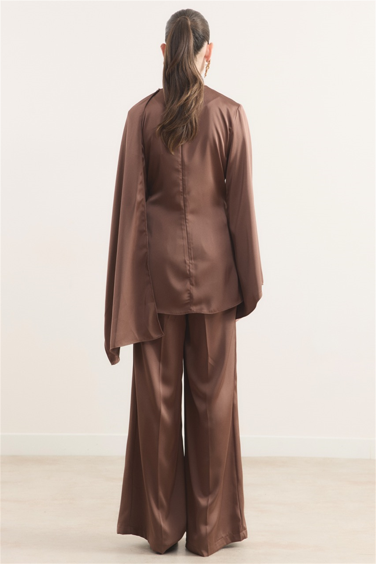 Saten Broşlu Takım - Kahve