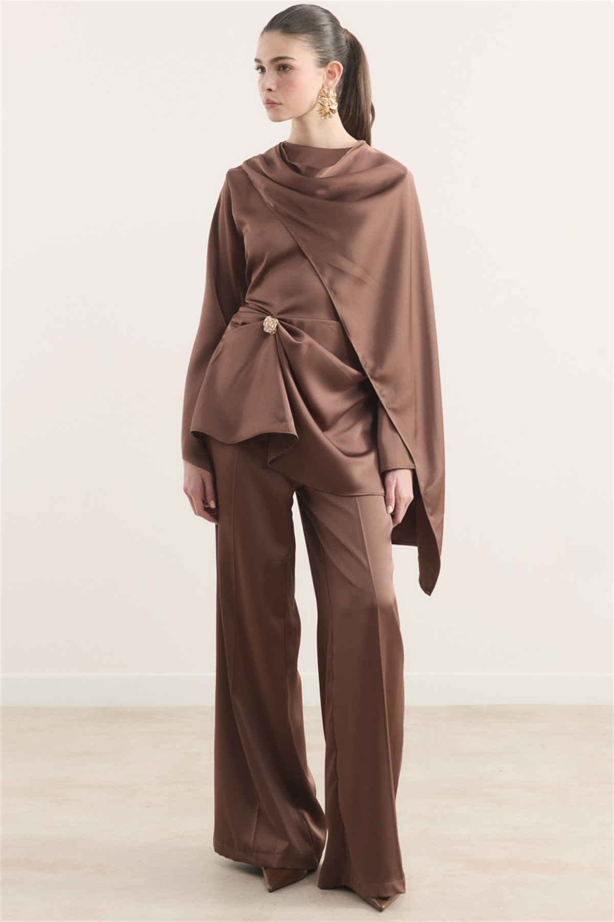 Saten Broşlu Takım - Kahve