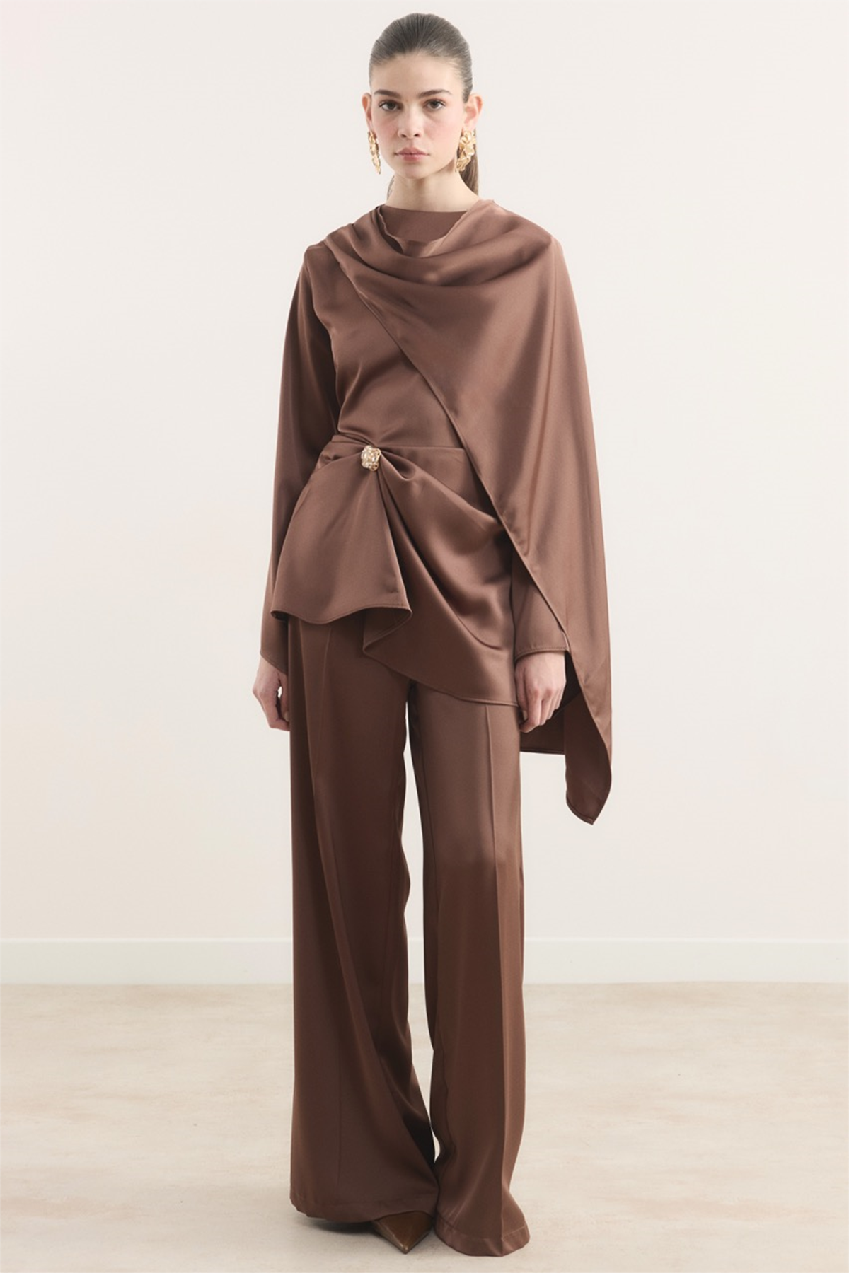 Saten Broşlu Takım - Kahve