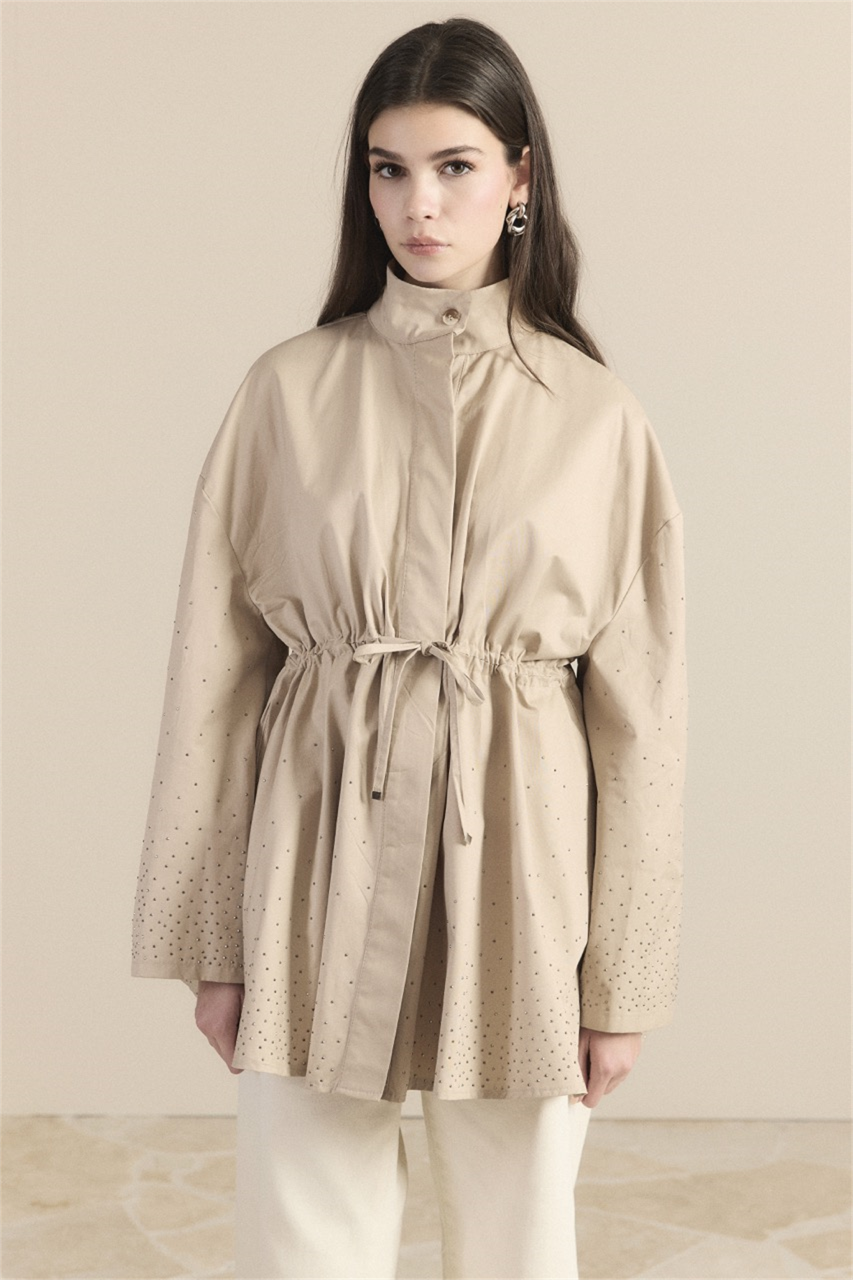 Taş Detay Bel Tünelli Trenç - Bej