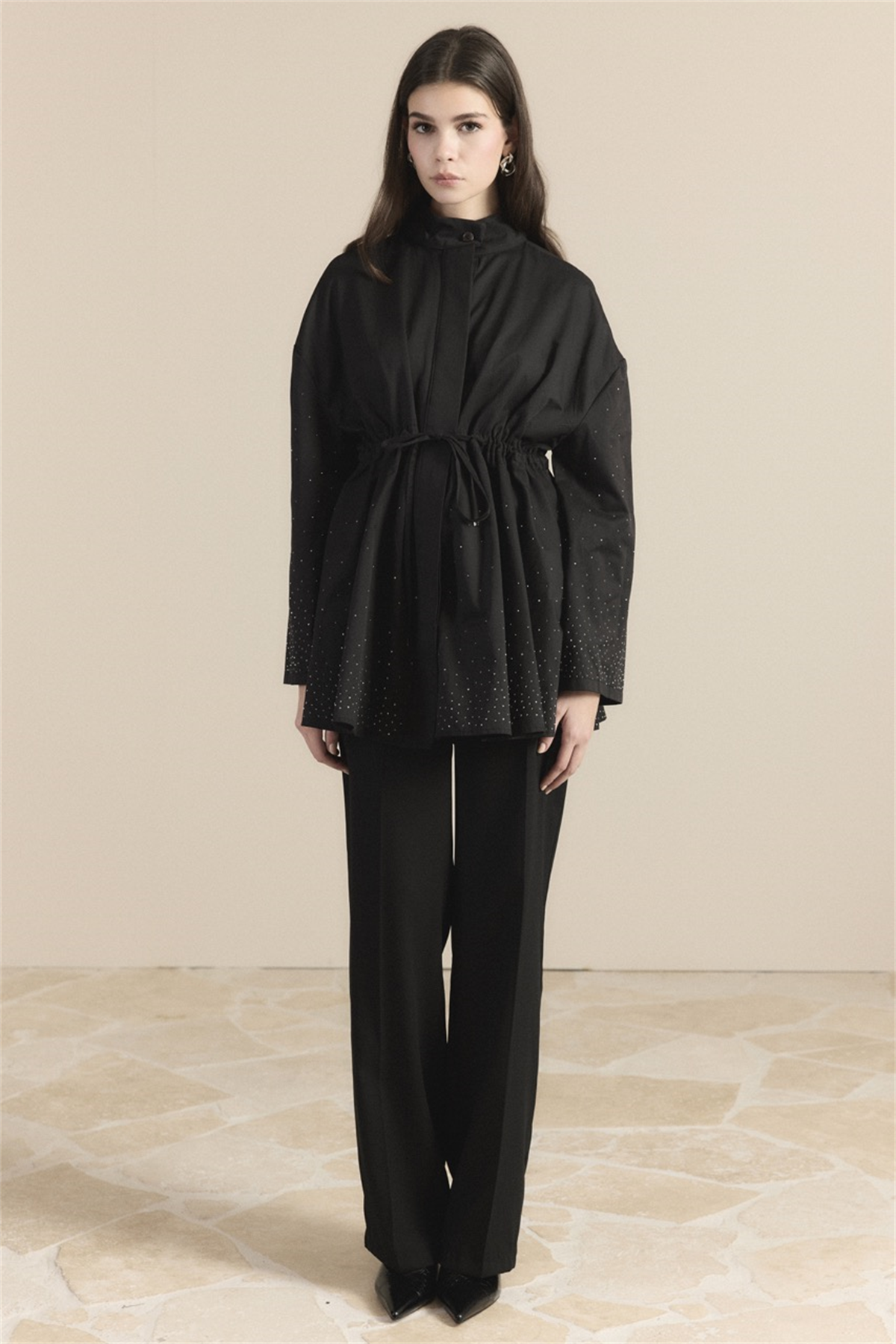 Taş Detay Bel Tünelli Trenç - Siyah