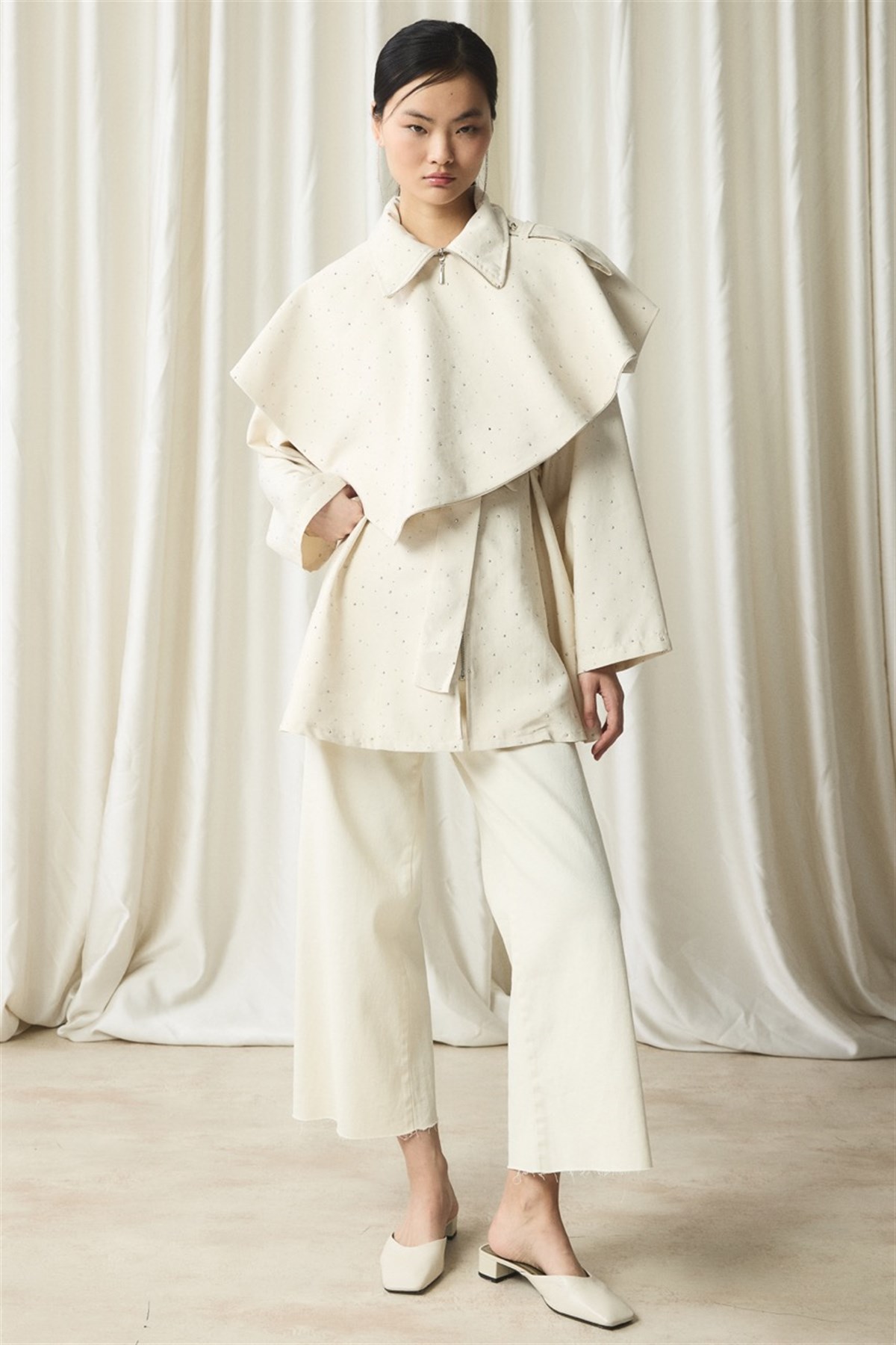 Taş Detaylı Pelerinli Ceket - Bej