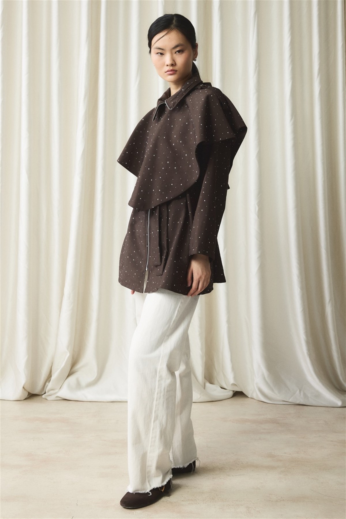 Taş Detaylı Pelerinli Ceket - Kahve