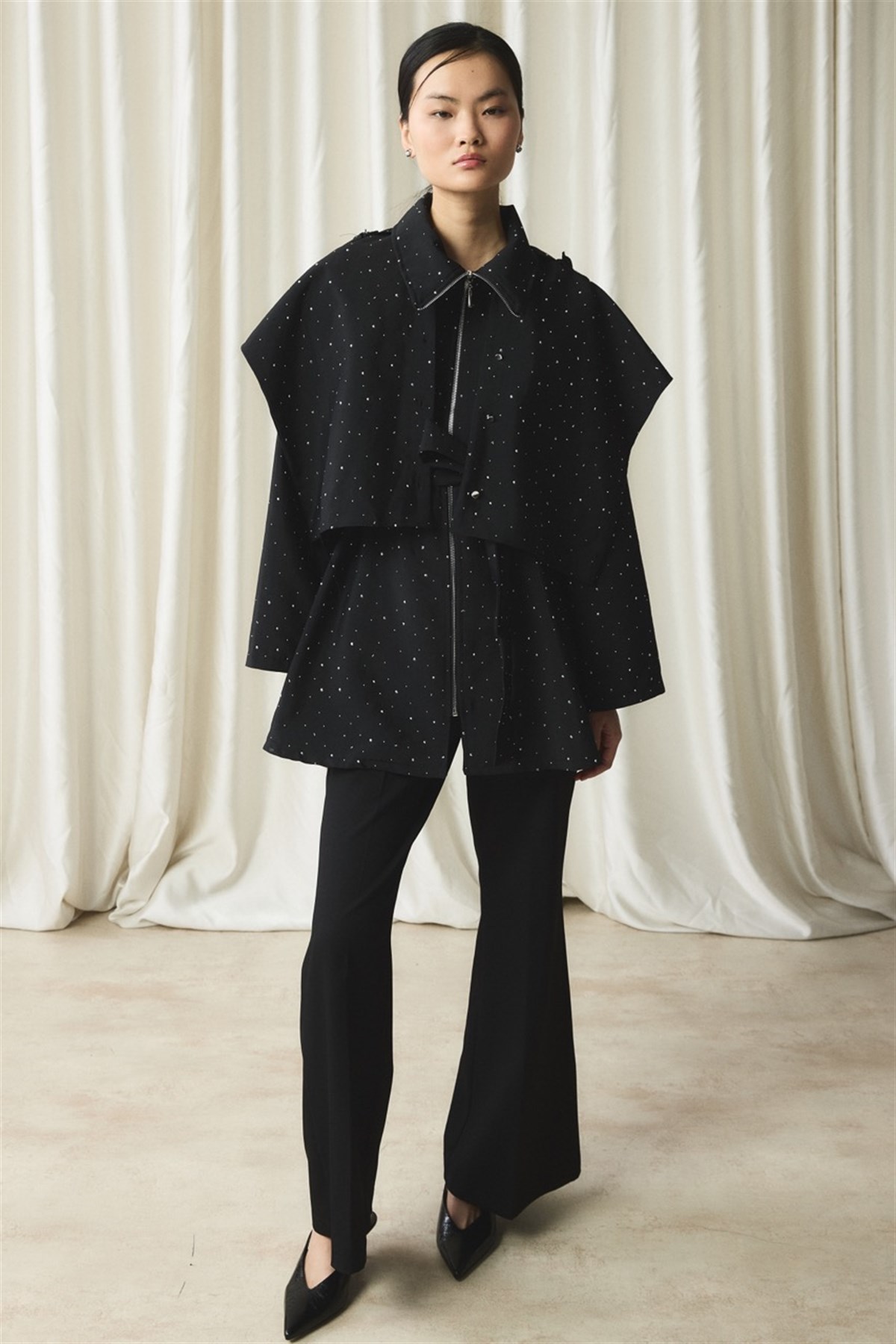 Taş Detaylı Pelerinli Ceket - Siyah