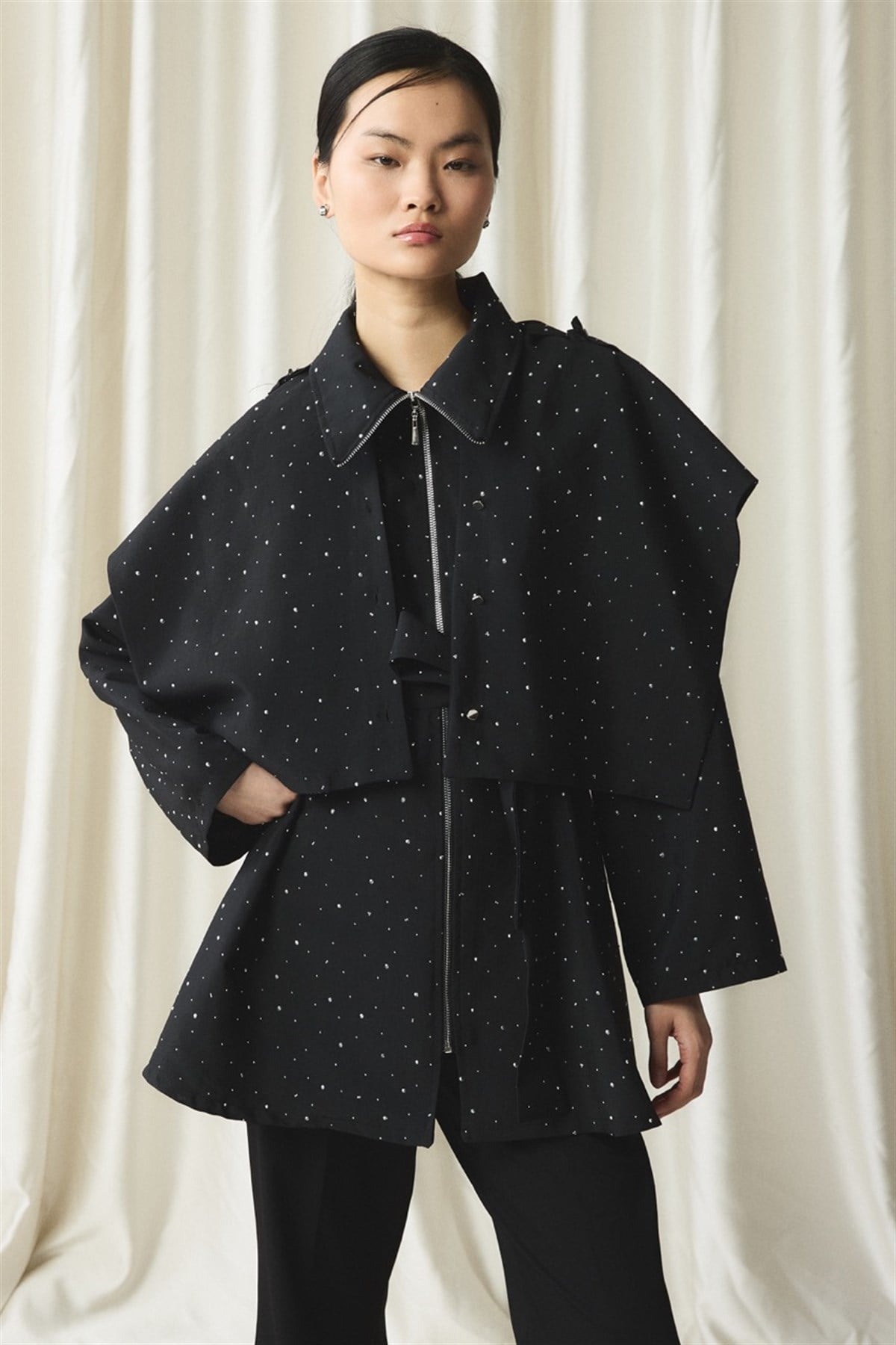 Taş Detaylı Pelerinli Ceket - Siyah