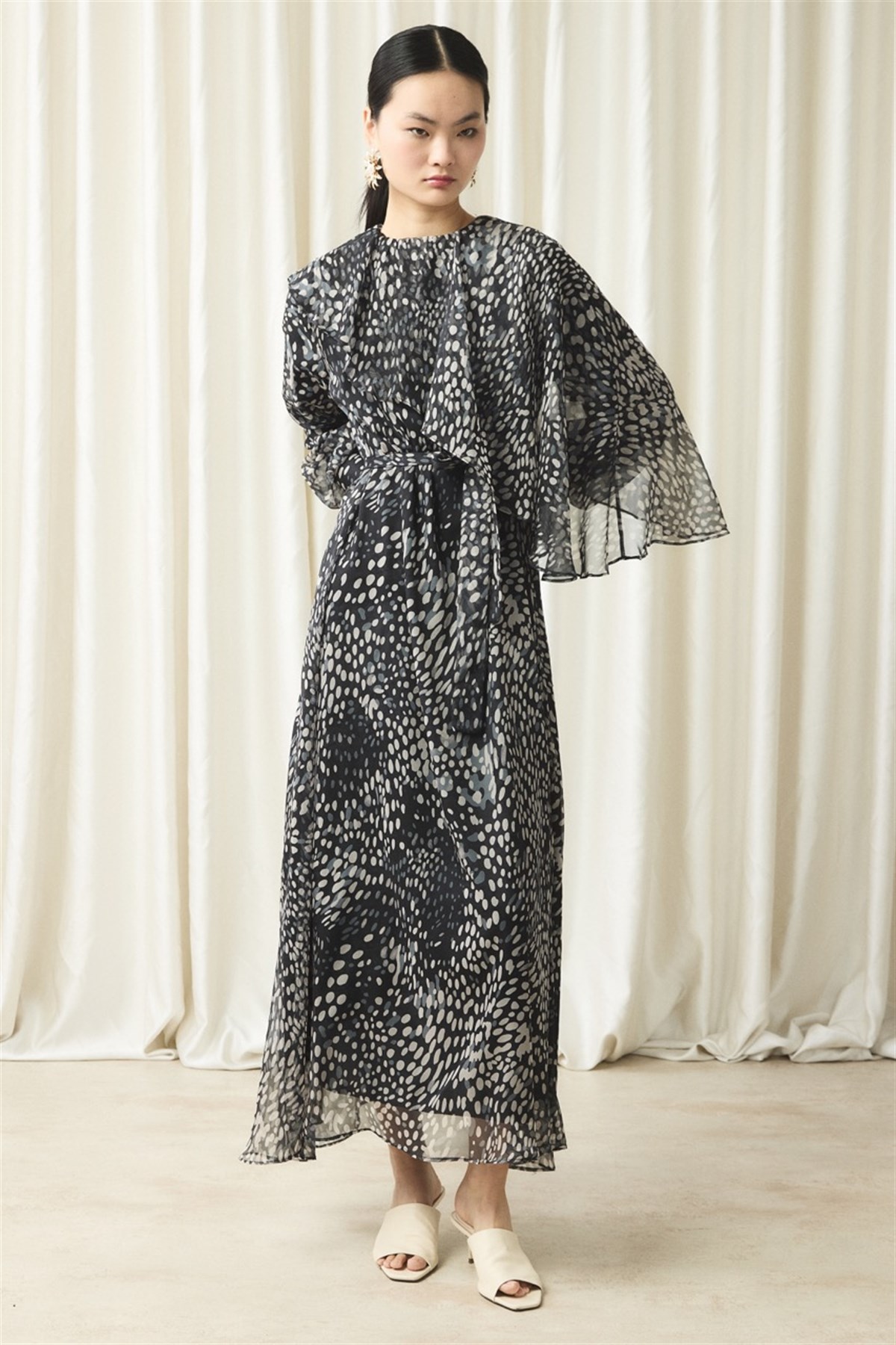 Yaka Detay Baskılı Şifon Elbise - Siyah