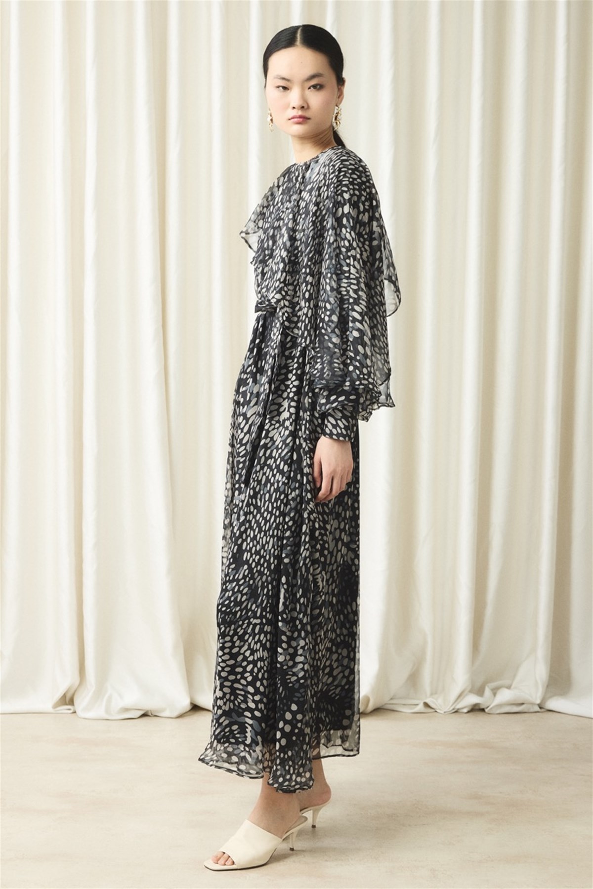 Yaka Detay Baskılı Şifon Elbise - Siyah