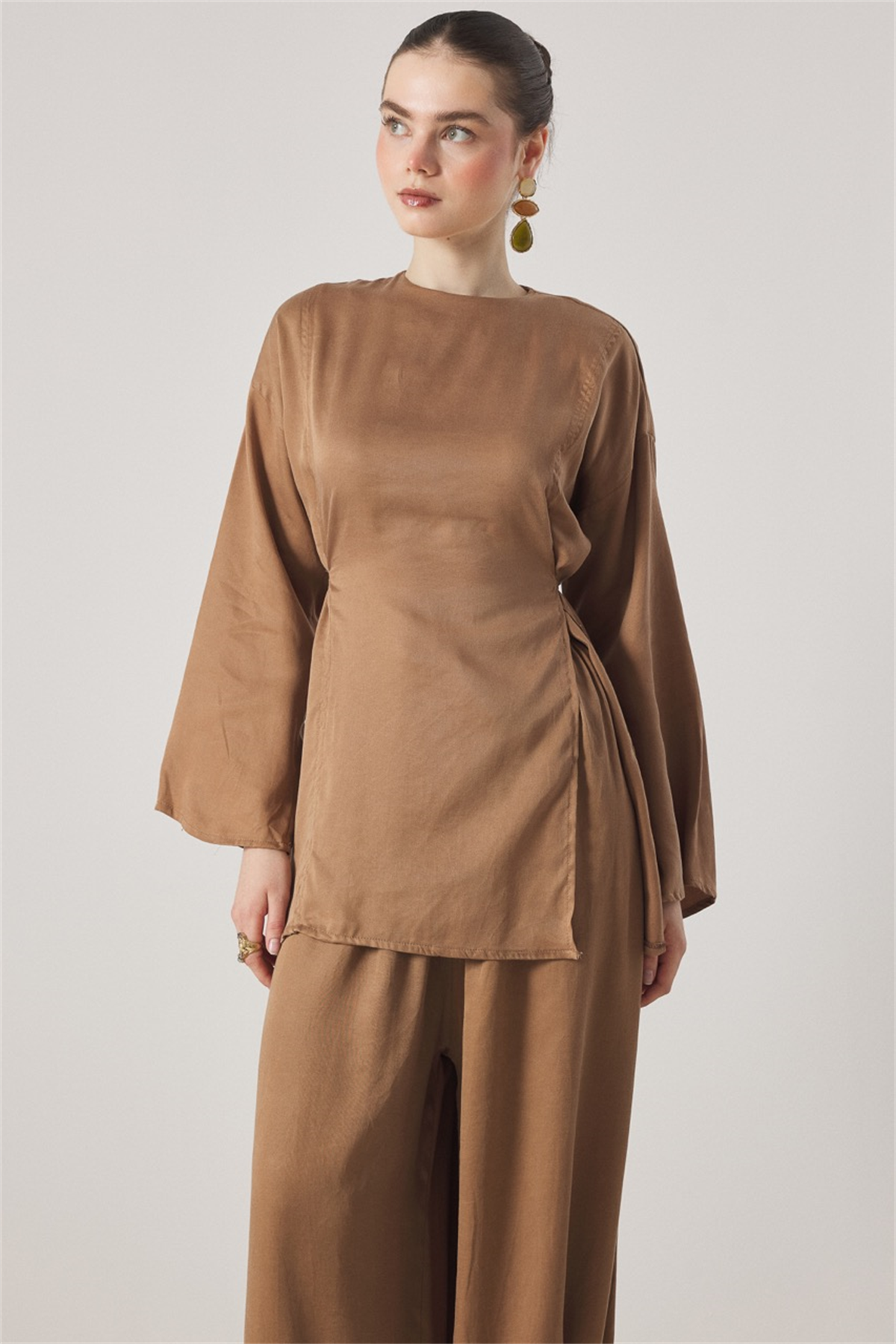 Yırtmaç Detaylı Pantolonlu Takım - Camel