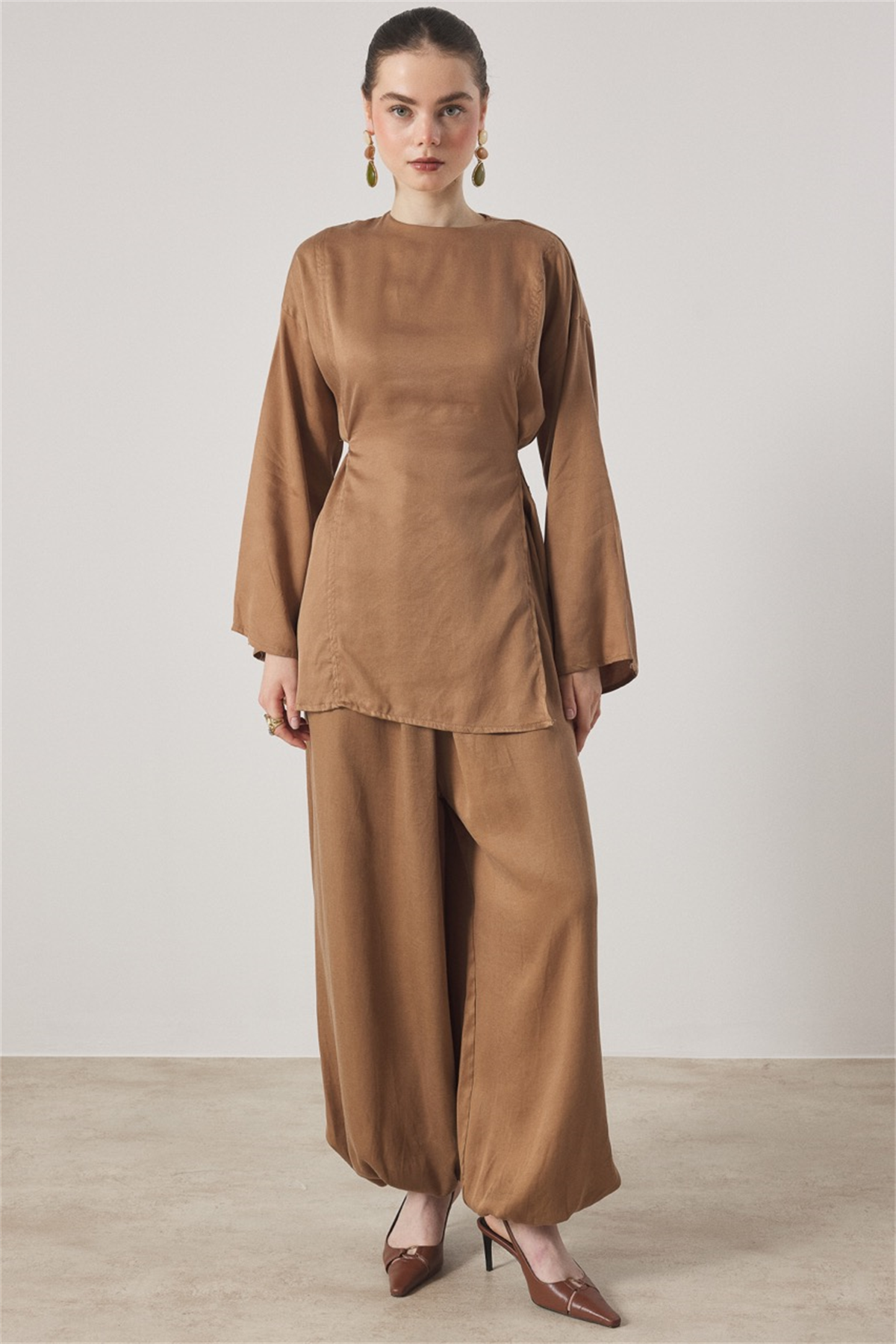 Yırtmaç Detaylı Pantolonlu Takım - Camel