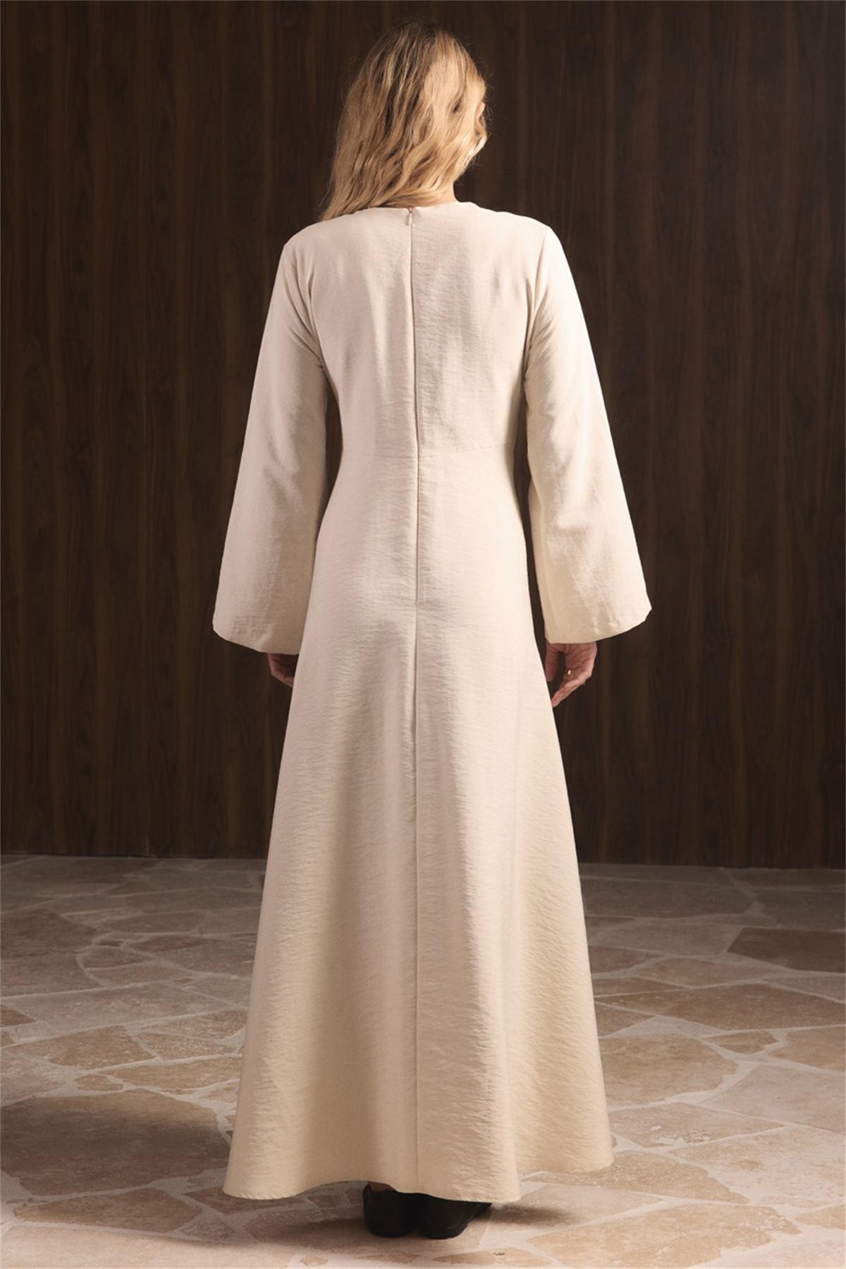 Zoye Önü Broşlu Cupra Elbise - Bej