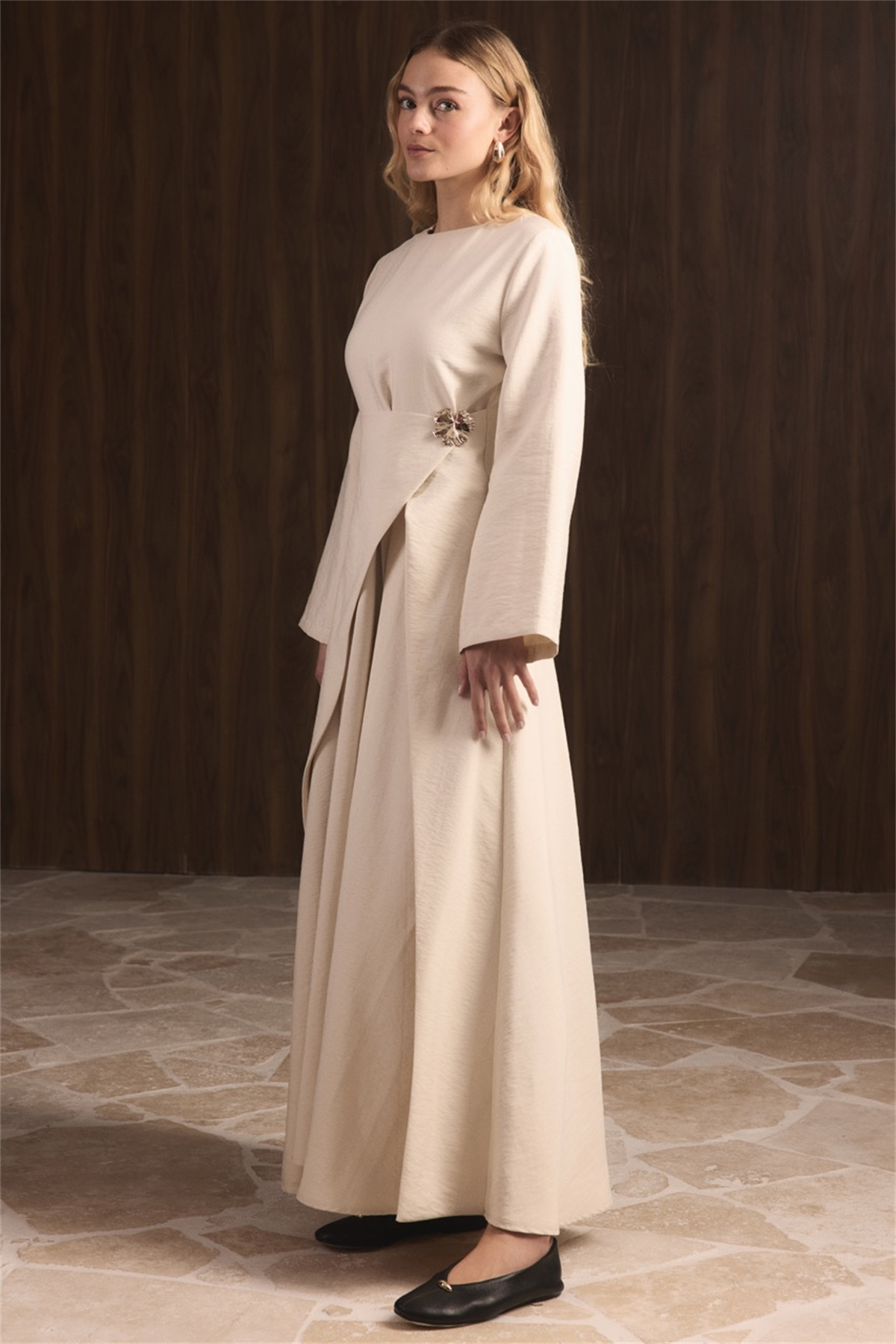 Zoye Önü Broşlu Cupra Elbise - Bej